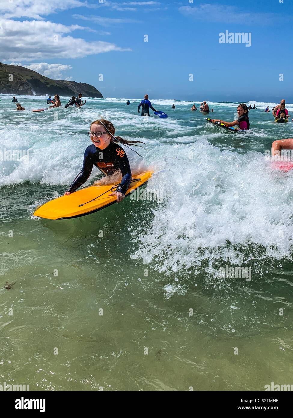 Viel Spaß beim Surfen auf perran Strand Cornwall Stockfoto