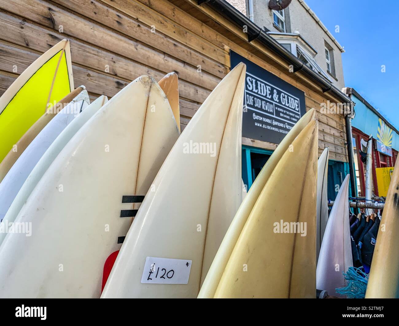 Surfbretter für den Verkauf im Shop in Newquay Cornwall - Smartphone-aufgenommenes Stockfoto