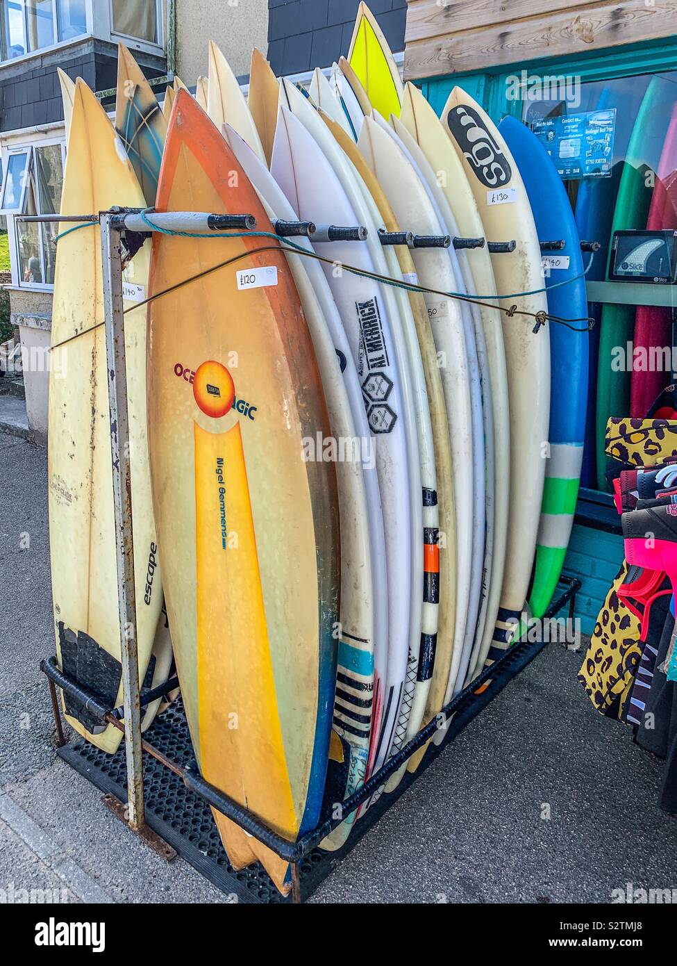Surfbretter für den Verkauf im Shop in Newquay Cornwall - Smartphone-aufgenommenes Stockfoto