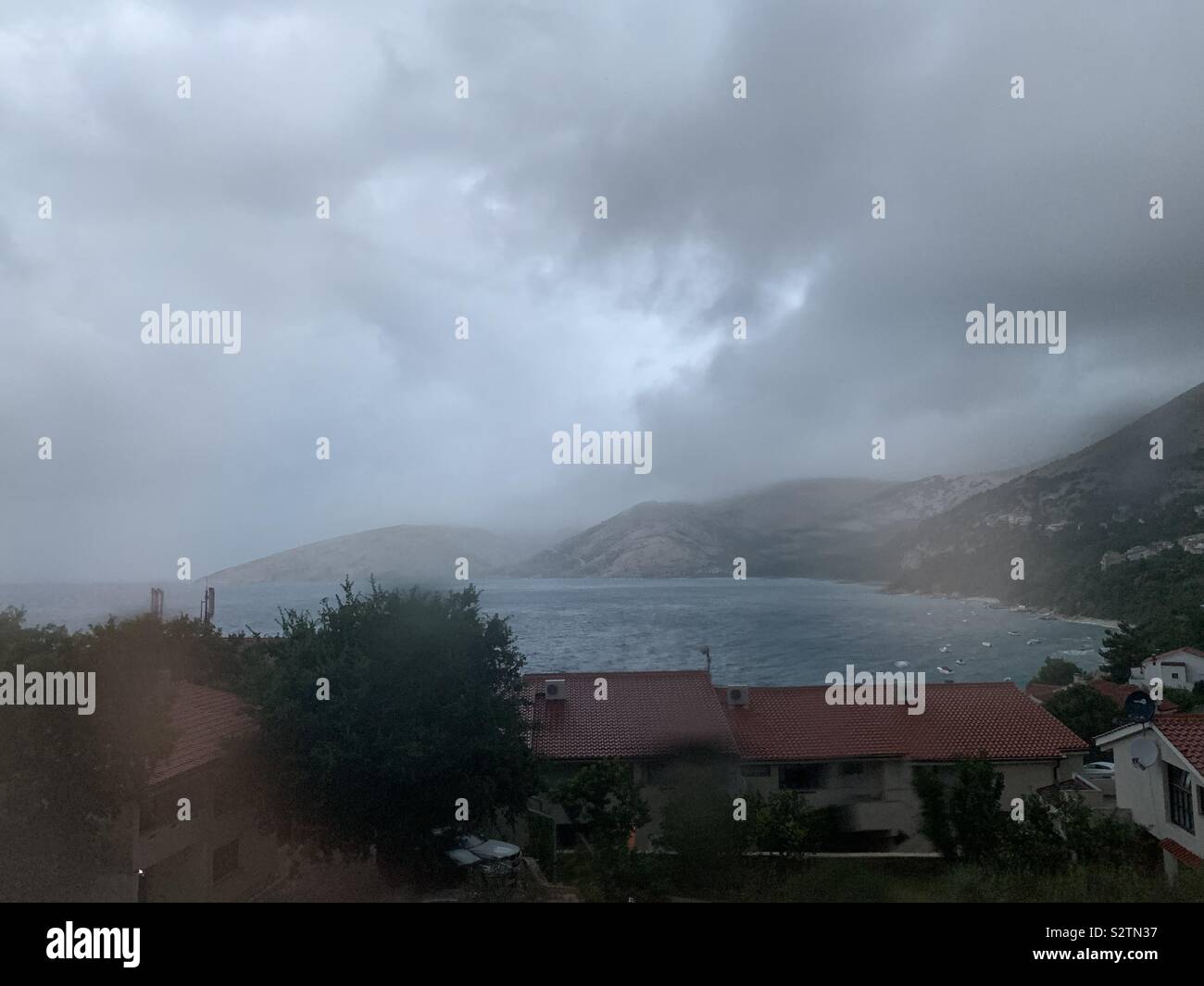 Stürmischer morgen auf das Meer. Stara Baska, Kroatien. - Smartphone-aufgenommenes Stockfoto