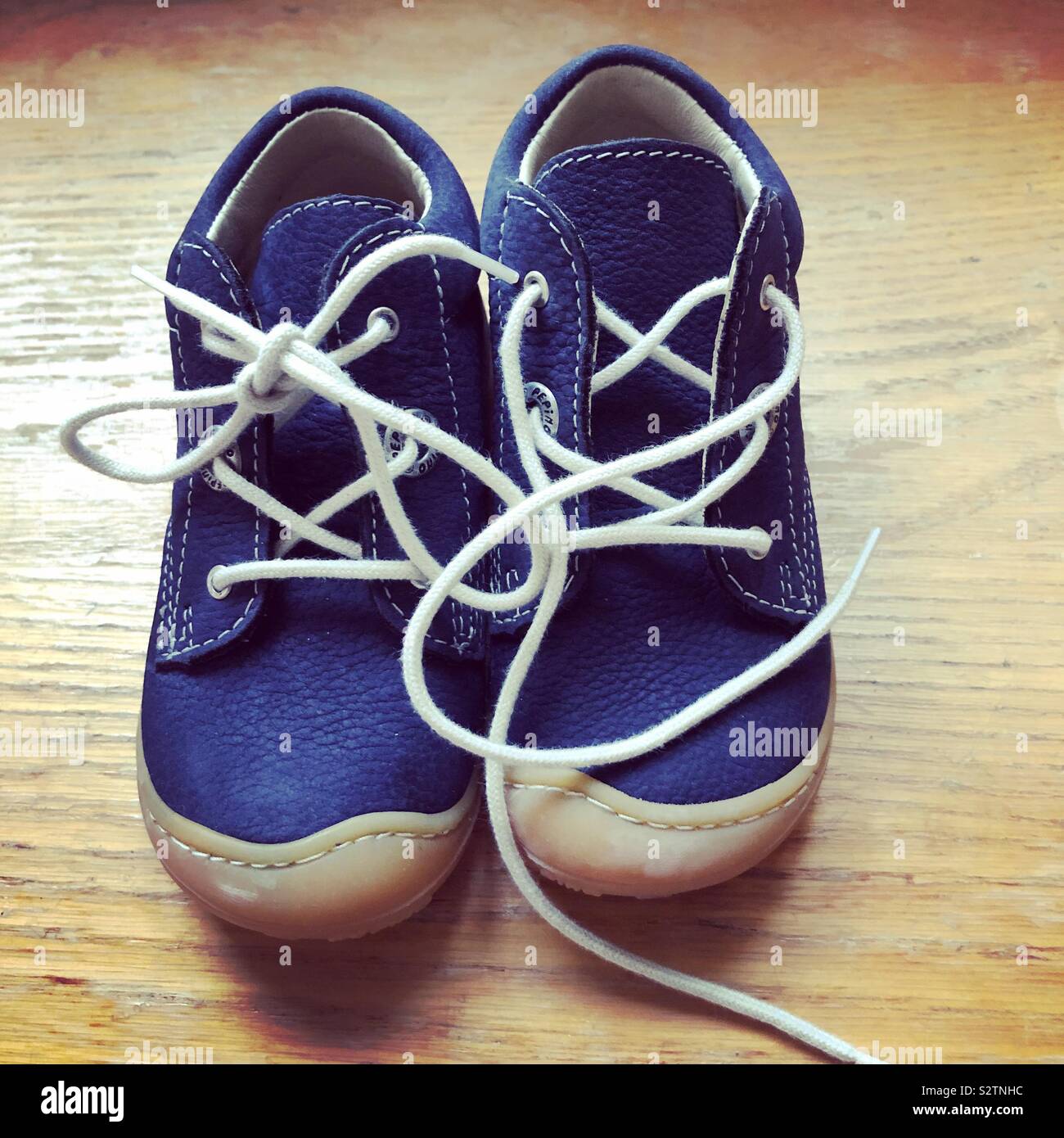 Die ersten Schuhe für Kleinkinder Stockfotografie - Alamy