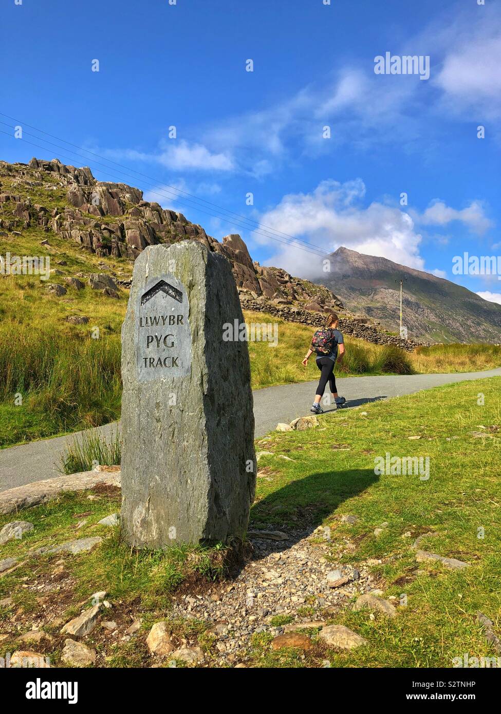 Walker zu Beginn der Aufstieg zum Mount Snowden über die Pyg Track, August. Stockfoto