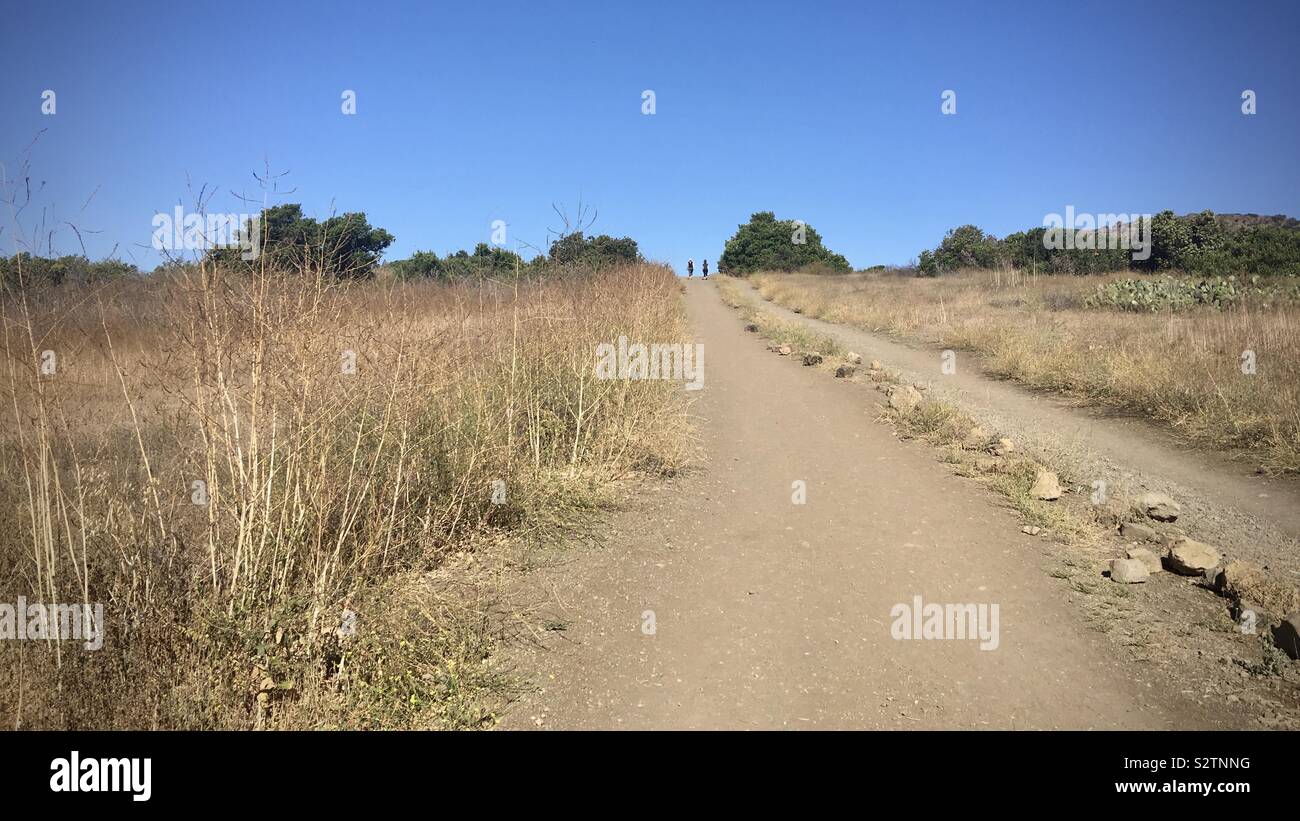 Distant Wanderer am Horizont, oben am Berg Trail in Wildwood Park, Thousand Oaks, Kalifornien Stockfoto