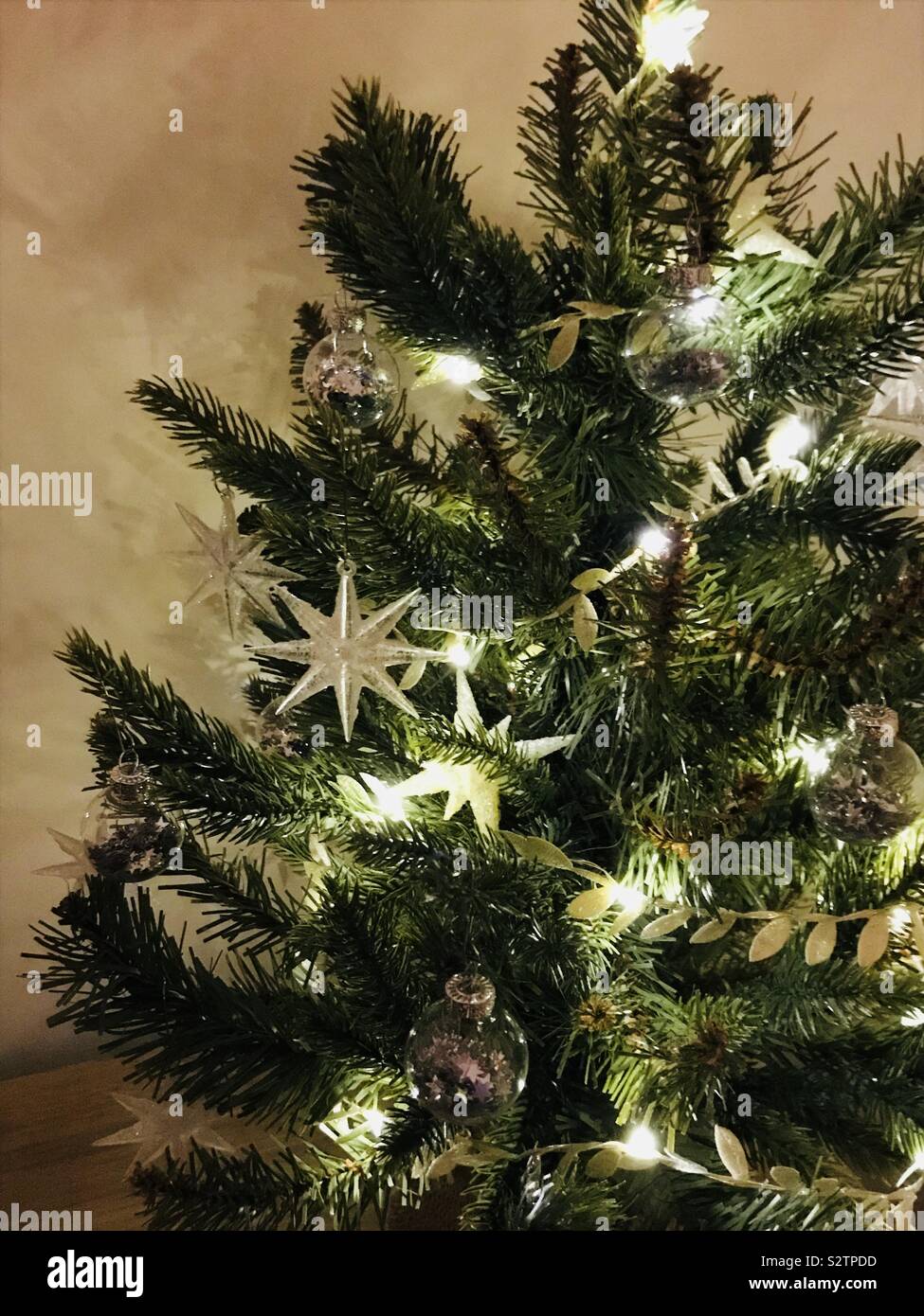 Abschnitt der künstlichen Weihnachtsbaum Stockfoto