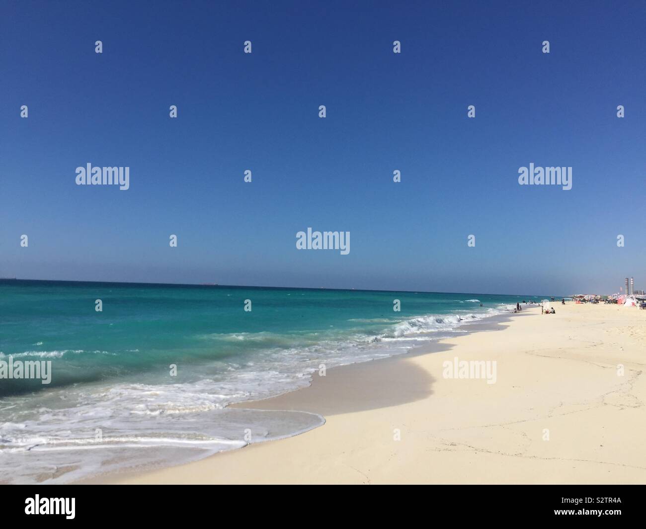 Blaue Meer auf einem weißen Strand - Smartphone-aufgenommenes Stockfoto