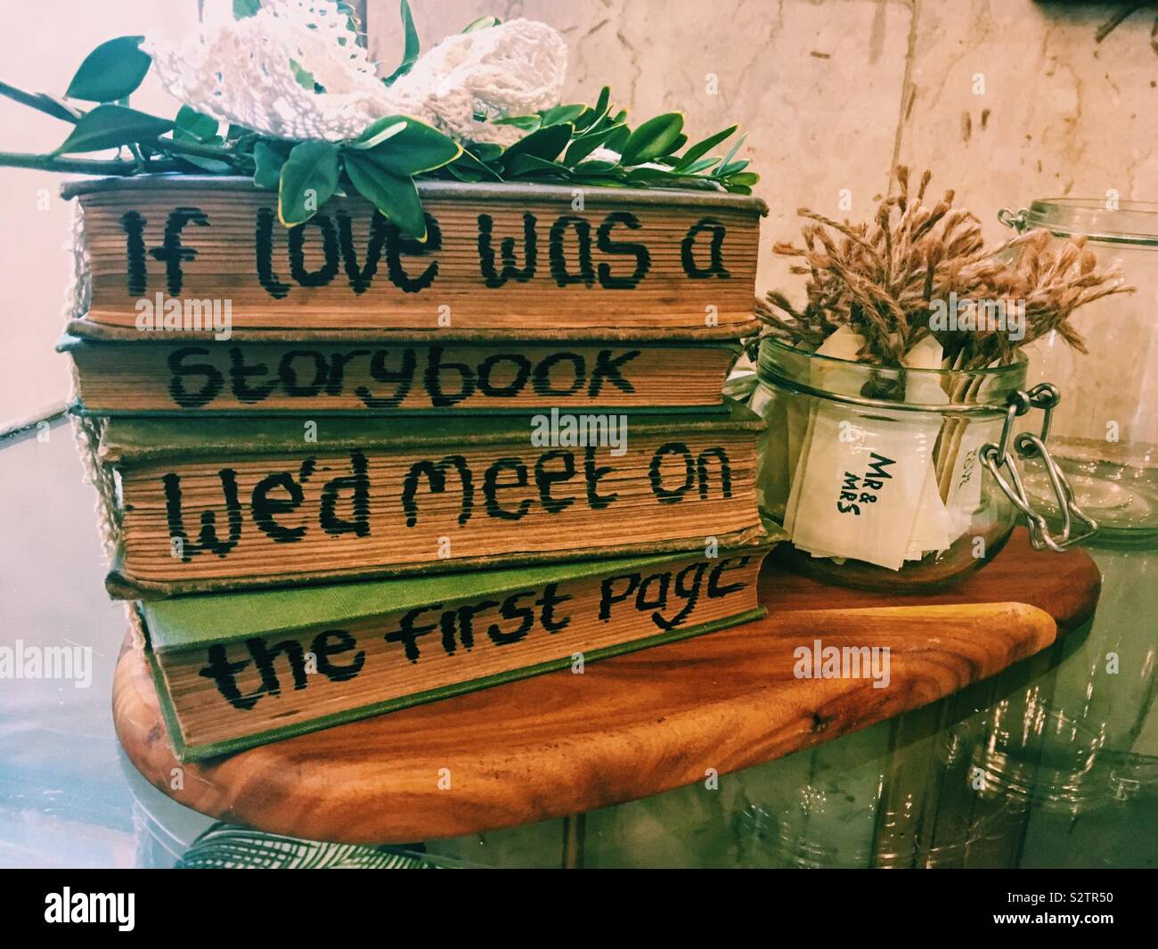 Rustikale alte Bücher mit Zitat Wenn die Liebe war ein storybook - Smartphone-aufgenommenes Stockfoto