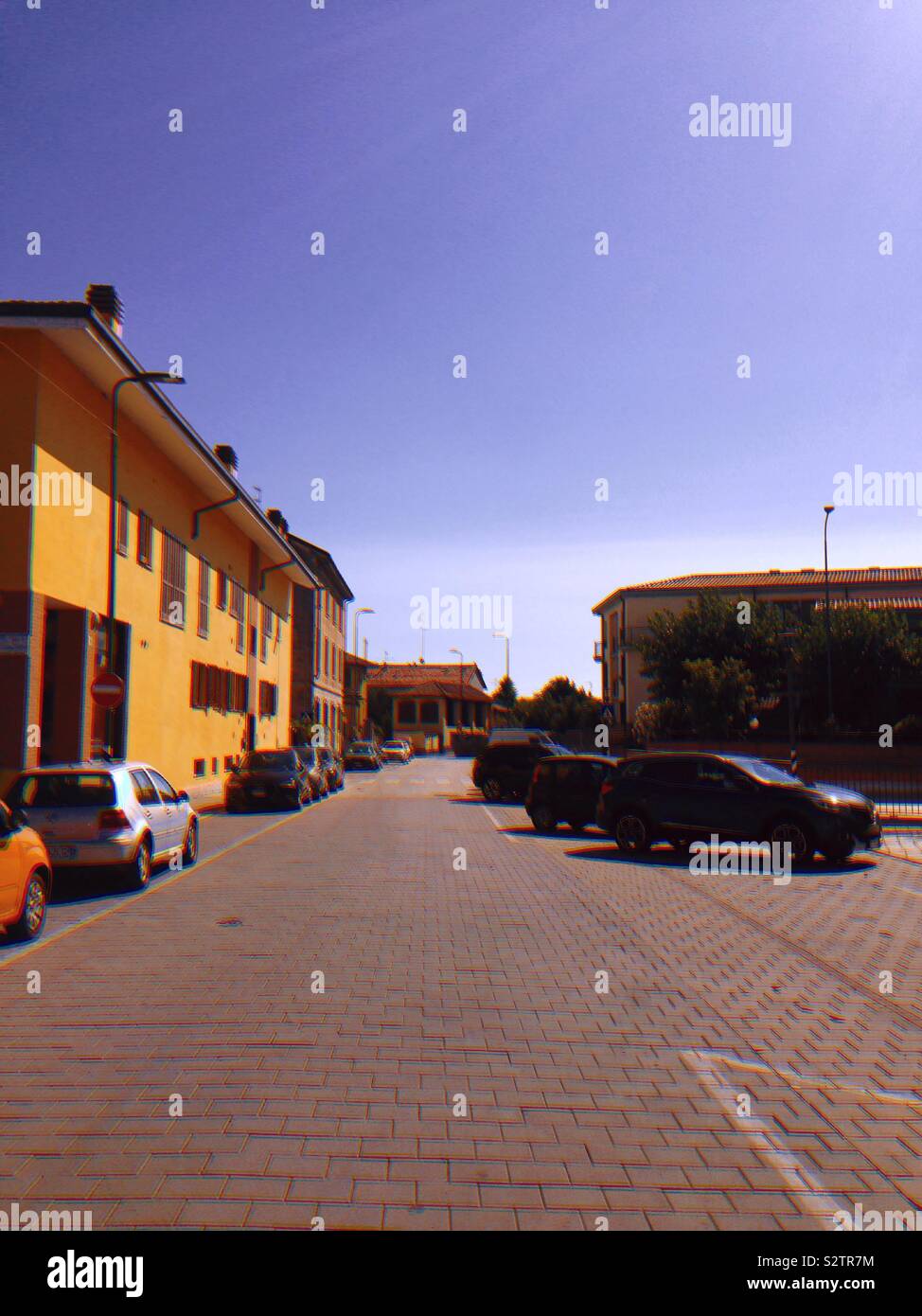 Straße in Muggiano, Lombardei, Italien, 2019 - Smartphone-aufgenommenes Stockfoto