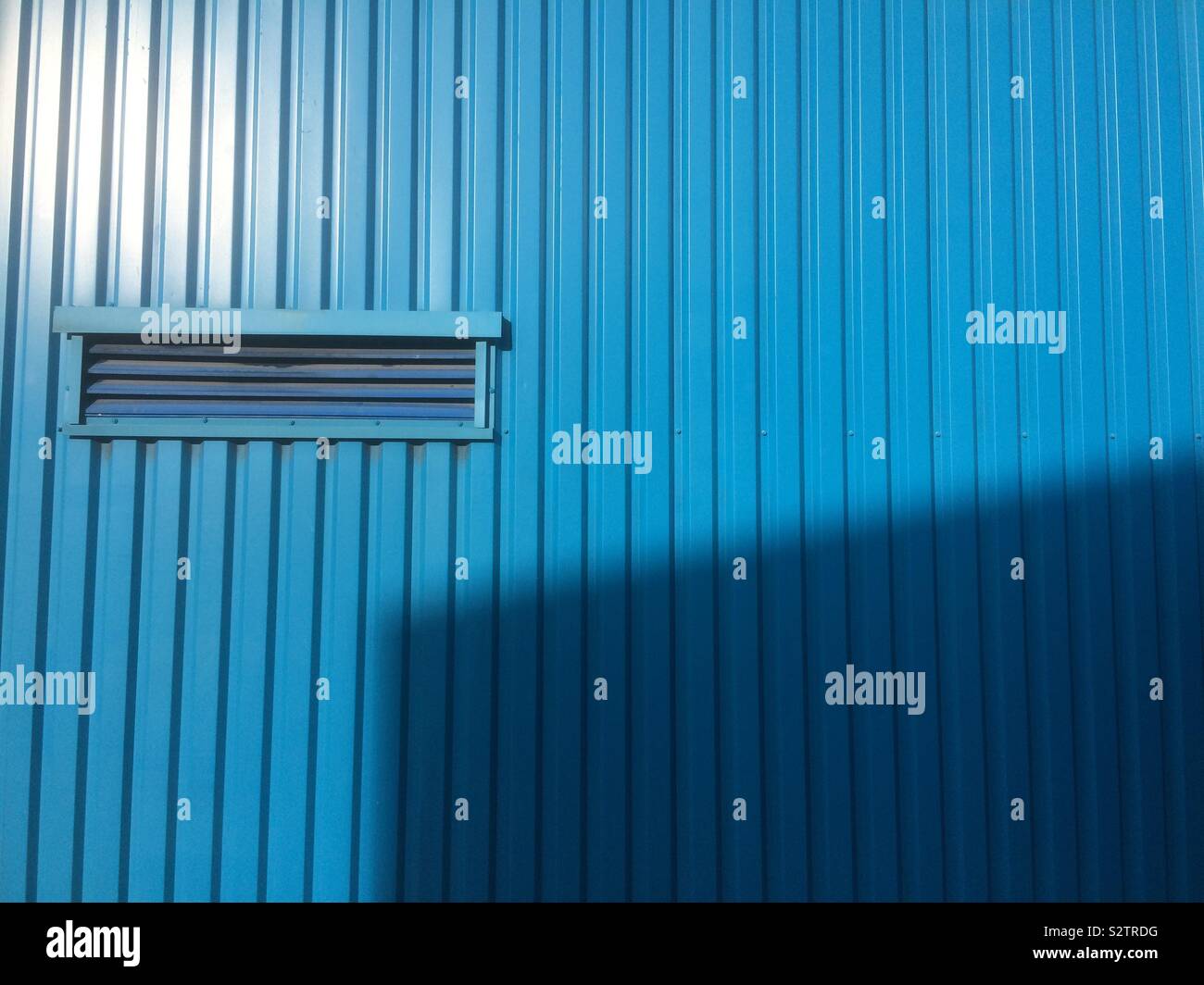 Blau metallic Gebäude mit geometrischen Schatten Stockfoto