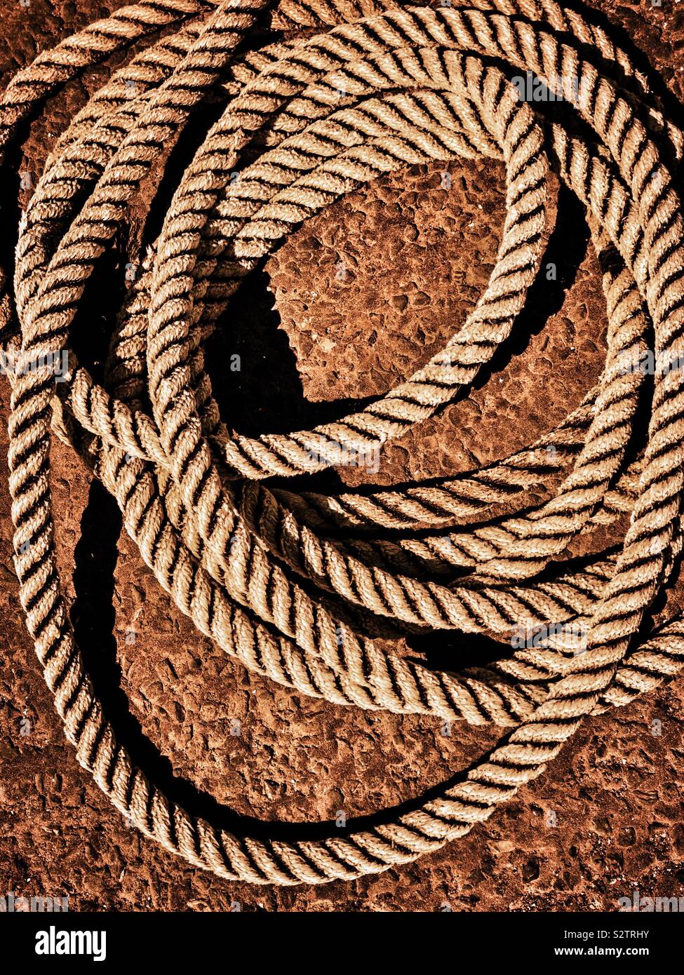 Spule von Seil auf dem Boden liegen. Stockfoto