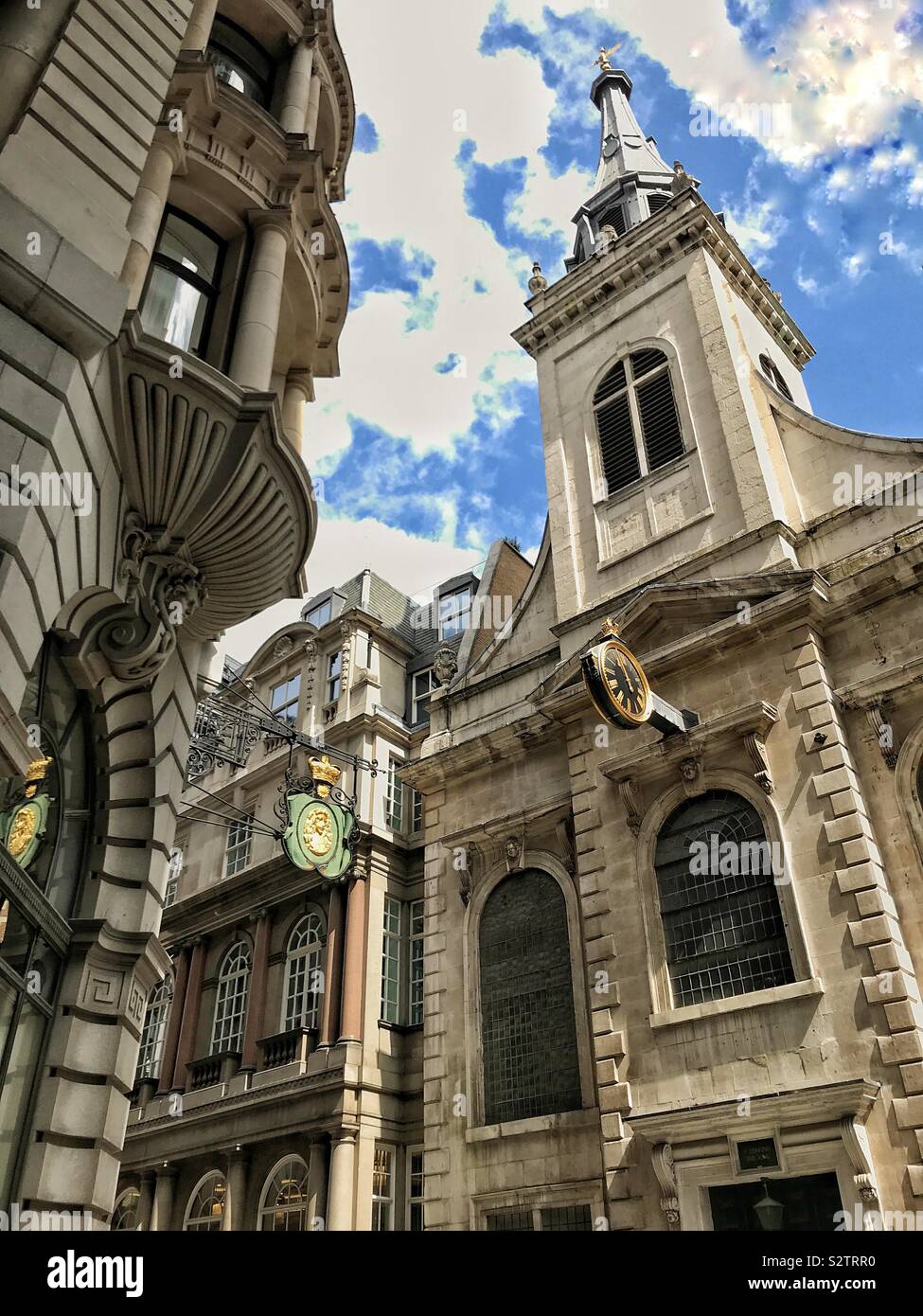 Stadt London kunstvolle Architektur. St Edmund König und Märtyrer der Kirche und die umliegenden Gebäude, Lombard Street. Stockfoto
