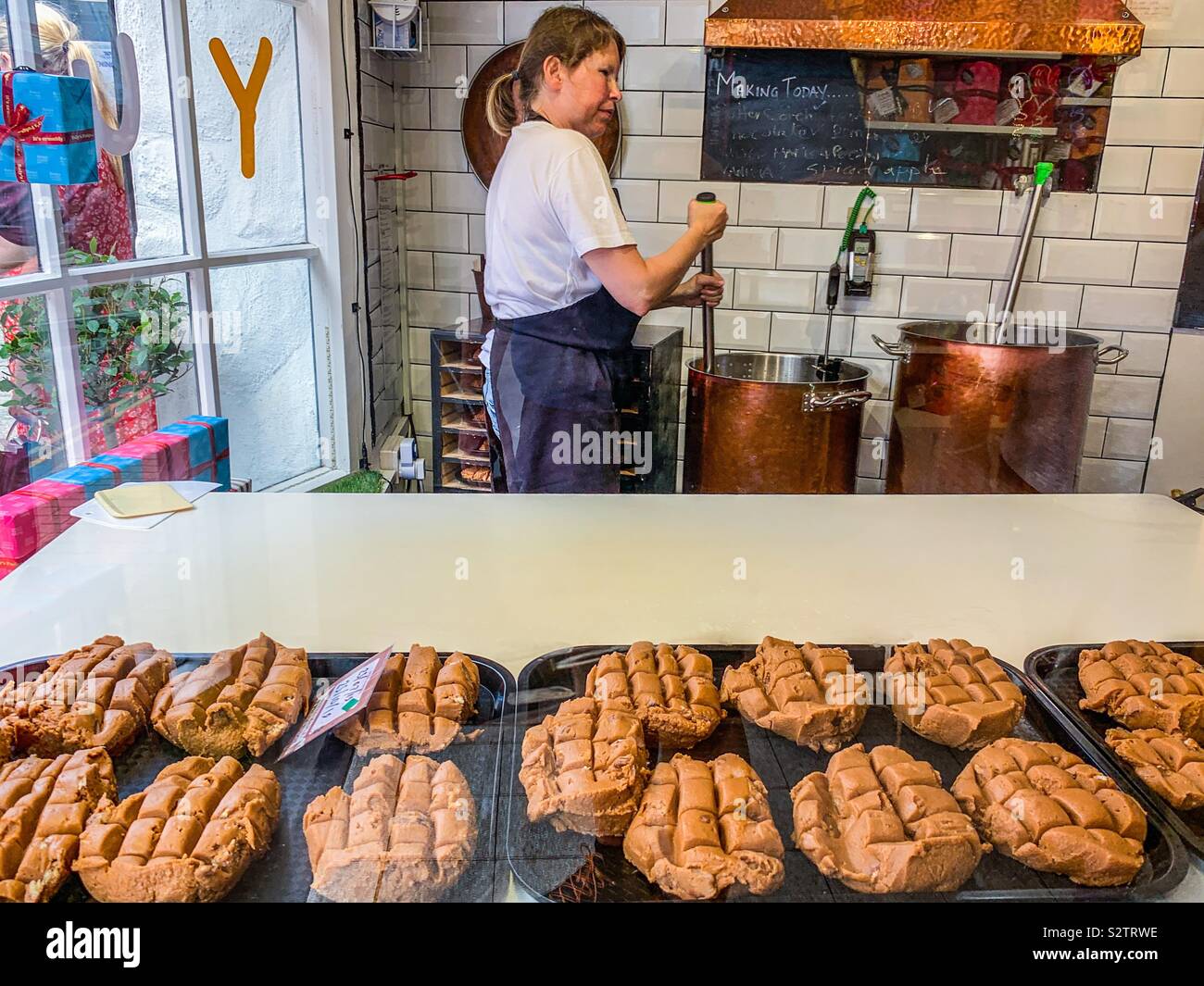Im Inneren Rolys Fudge Pantry shop in Padstow Cornwall Stockfoto