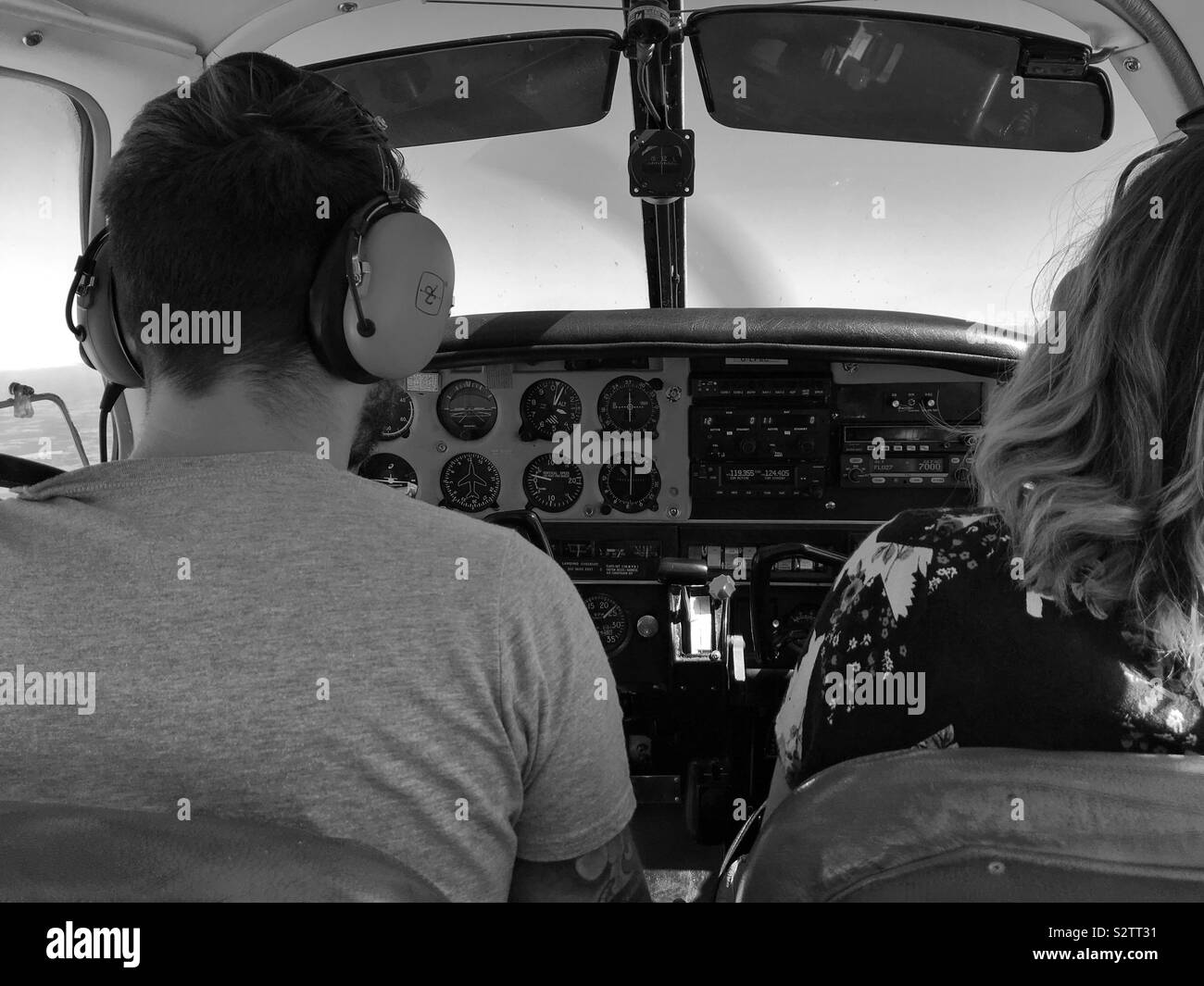Pilot und Passagier im Flugzeug Stockfoto