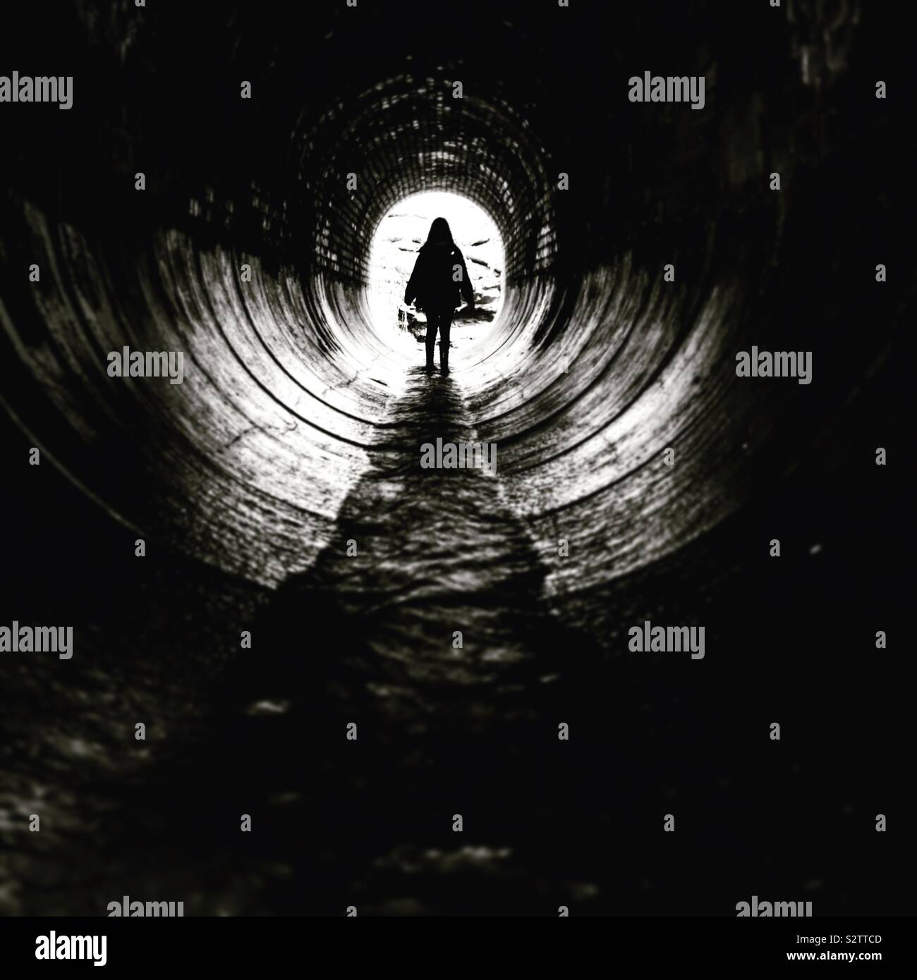 Licht am Ende des Tunnels. - Smartphone-aufgenommenes Stockfoto