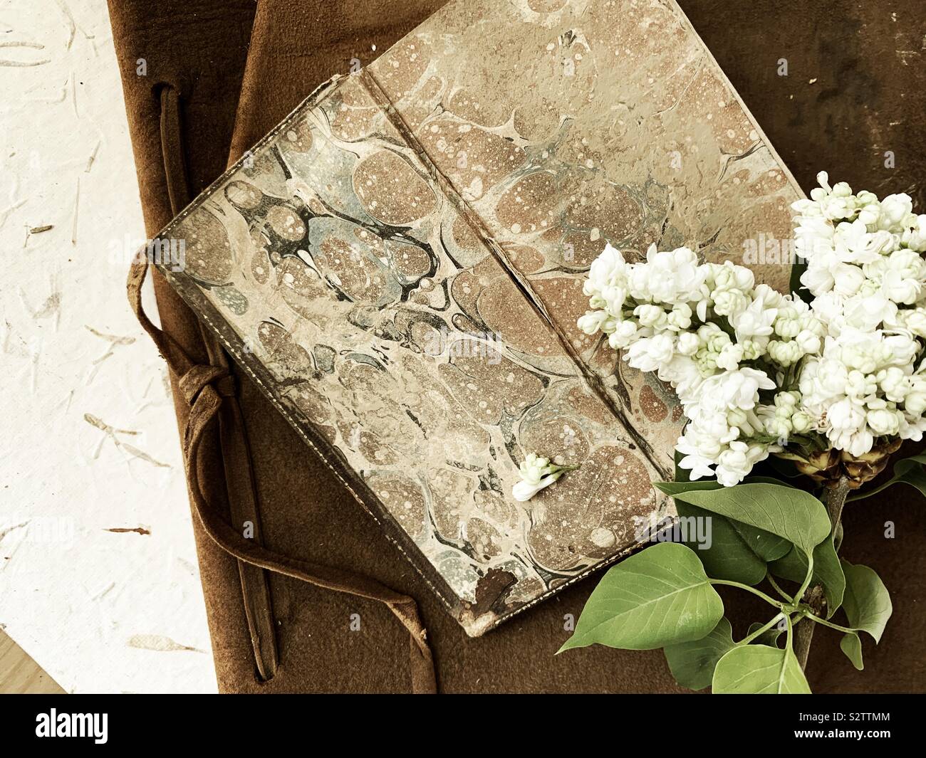 Vintage Books mit weißen Blumen - Smartphone-aufgenommenes Stockfoto