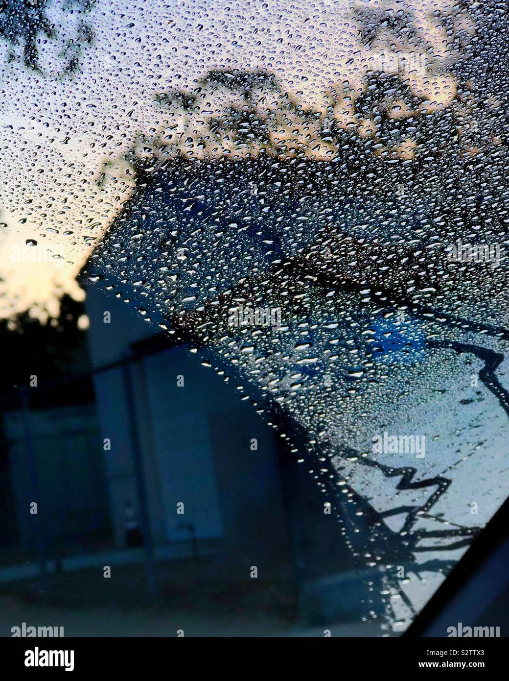 Nach dem Regen. Wassertropfen auf die Hälfte der Windschutzscheibe, die Scheibenwischer unberührt. Stockfoto
