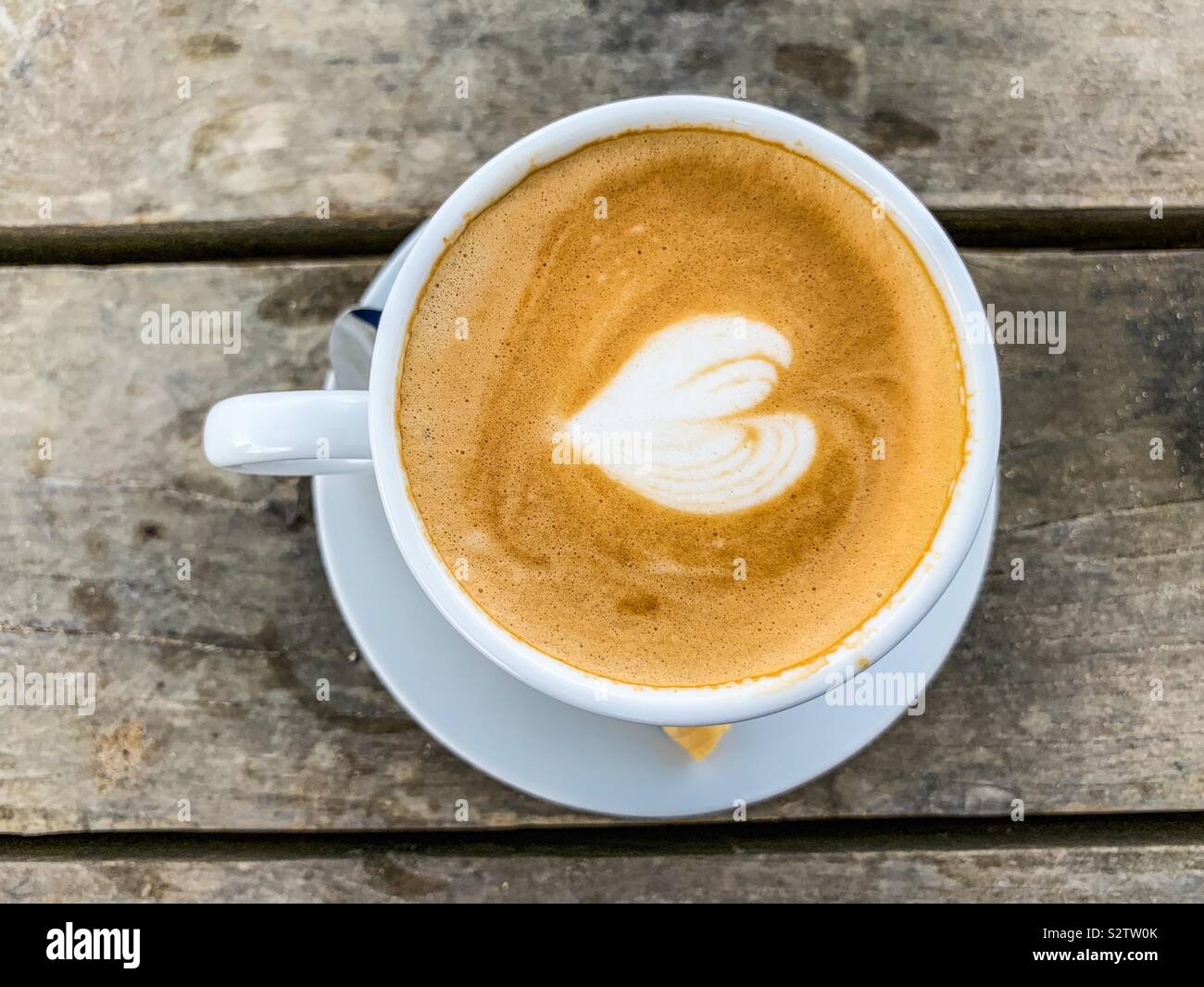 Tasse Latte Kaffee mit einem Liebe Herz Stockfoto