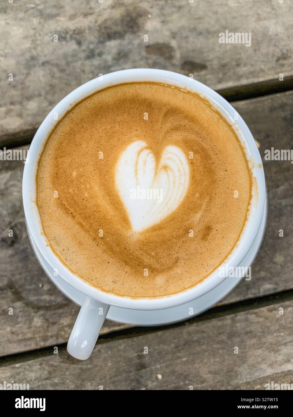 Tasse Latte Kaffee mit einem Liebe Herz Stockfoto
