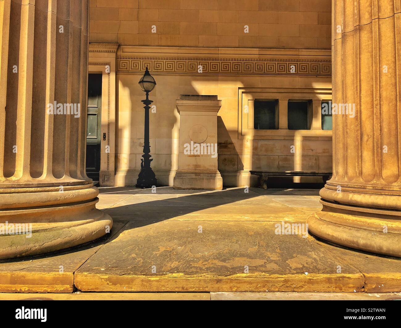 St George's Hall, Liverpool, Detail von vorn. Stockfoto