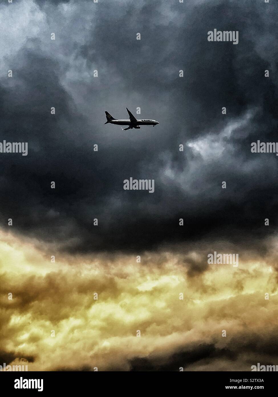 Flugzeug nähert sich Start- und Landebahn mit brütenden Sky - Smartphone-aufgenommenes Stockfoto