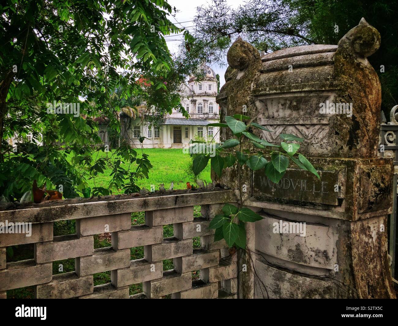 Die gatepost der Woodville, einem Herrenhaus 1925 an der Jalan Sultan Ahmad Shah (ehemals Northam Road), Georgetown, Penang, Malaysia - Smartphone-aufgenommenes Stockfoto