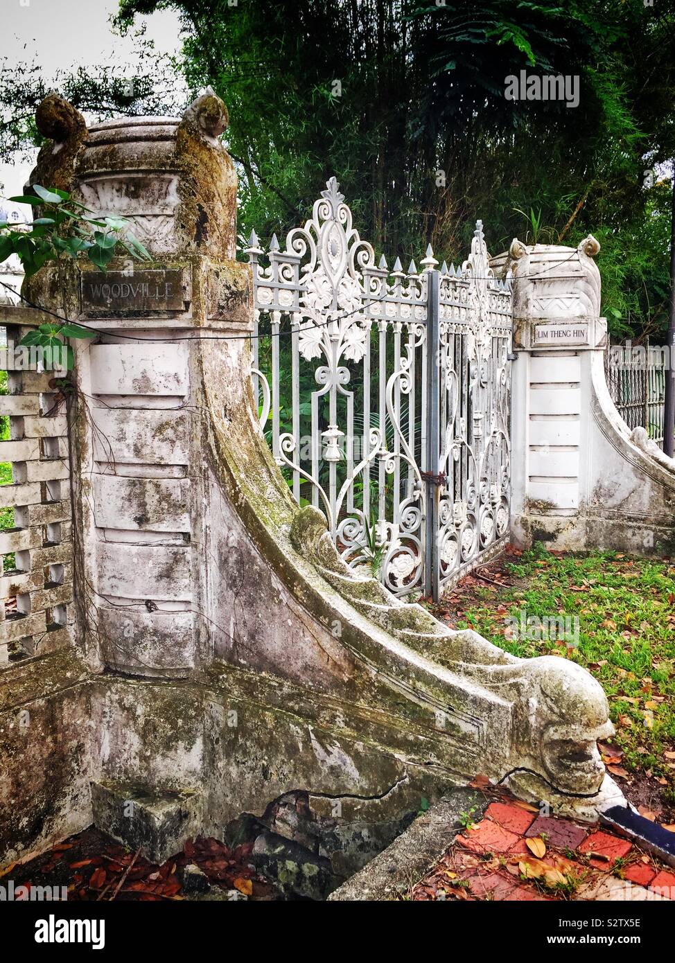 Das Eingangstor zu Woodville, einem Herrenhaus 1925 an der Jalan Sultan Ahmad Shah (ehemals Northam Road), Georgetown, Penang, Malaysia - Smartphone-aufgenommenes Stockfoto