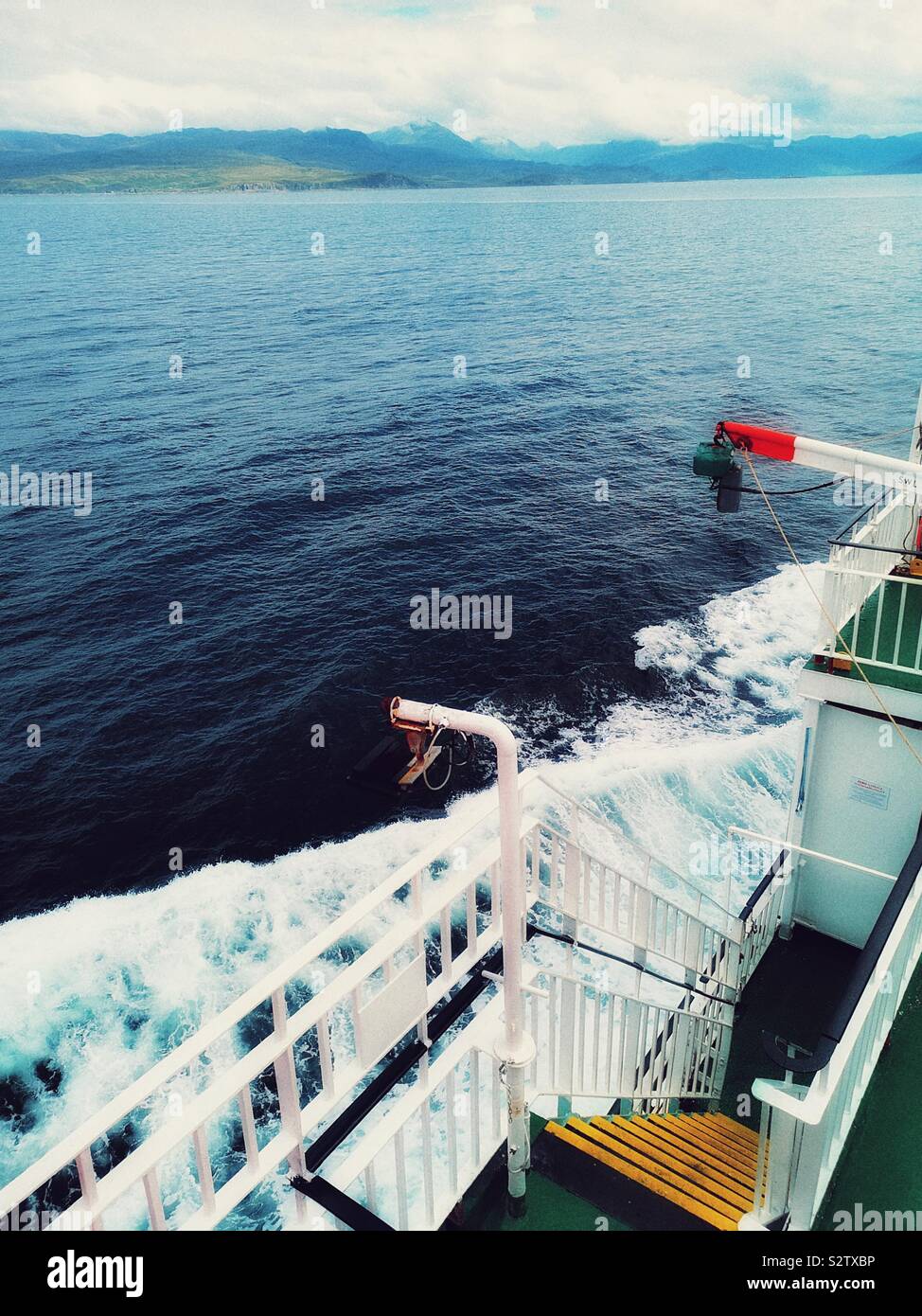 Fähre durch das Wasser schneiden auf der Kreuzung von Armadale auf Skye Mallaig auf dem schottischen Festland Stockfoto