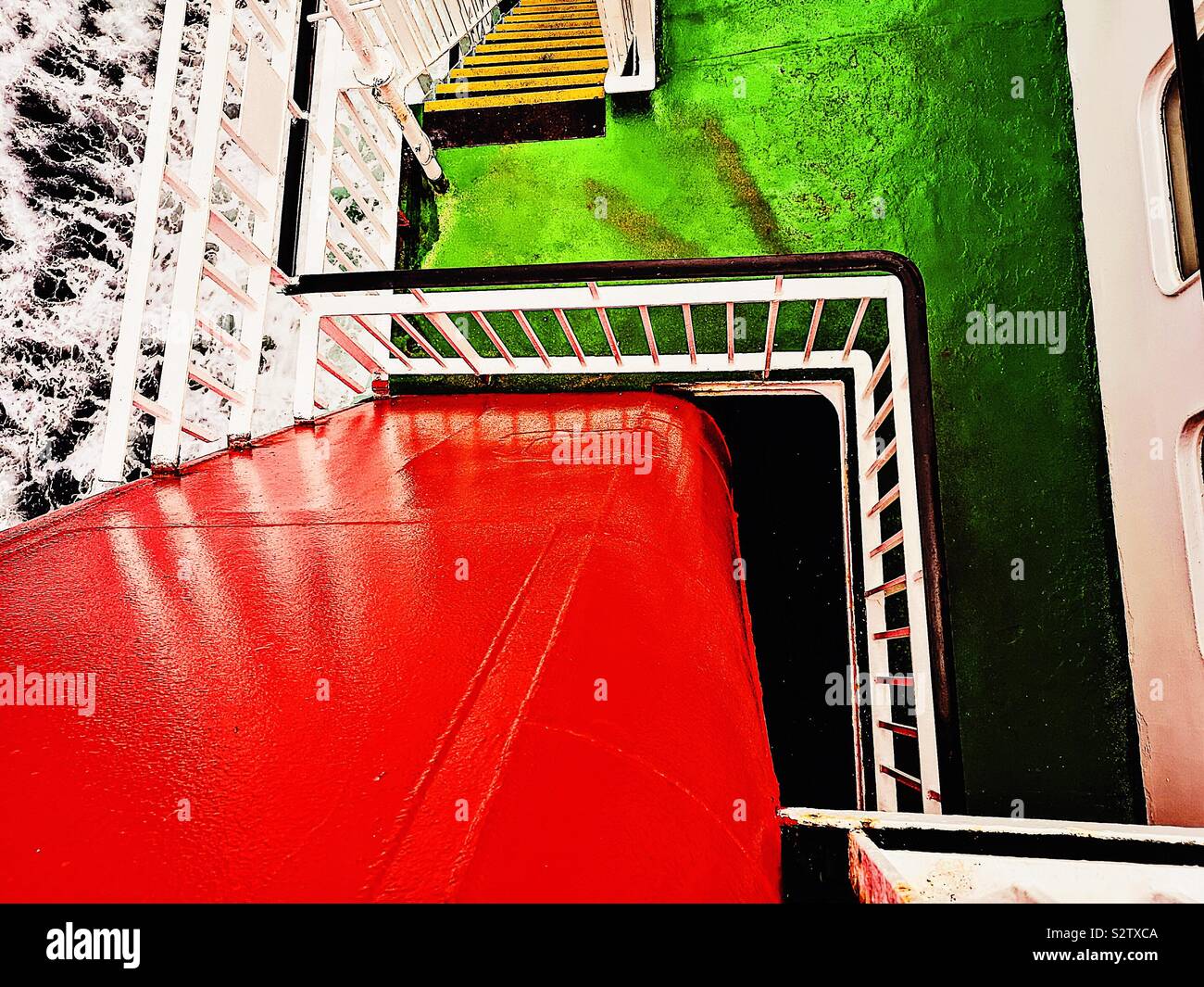 Hohe Aufnahme von Red Funnel und Schritte zwischen den Decks auf beweglichen Schiff Stockfoto