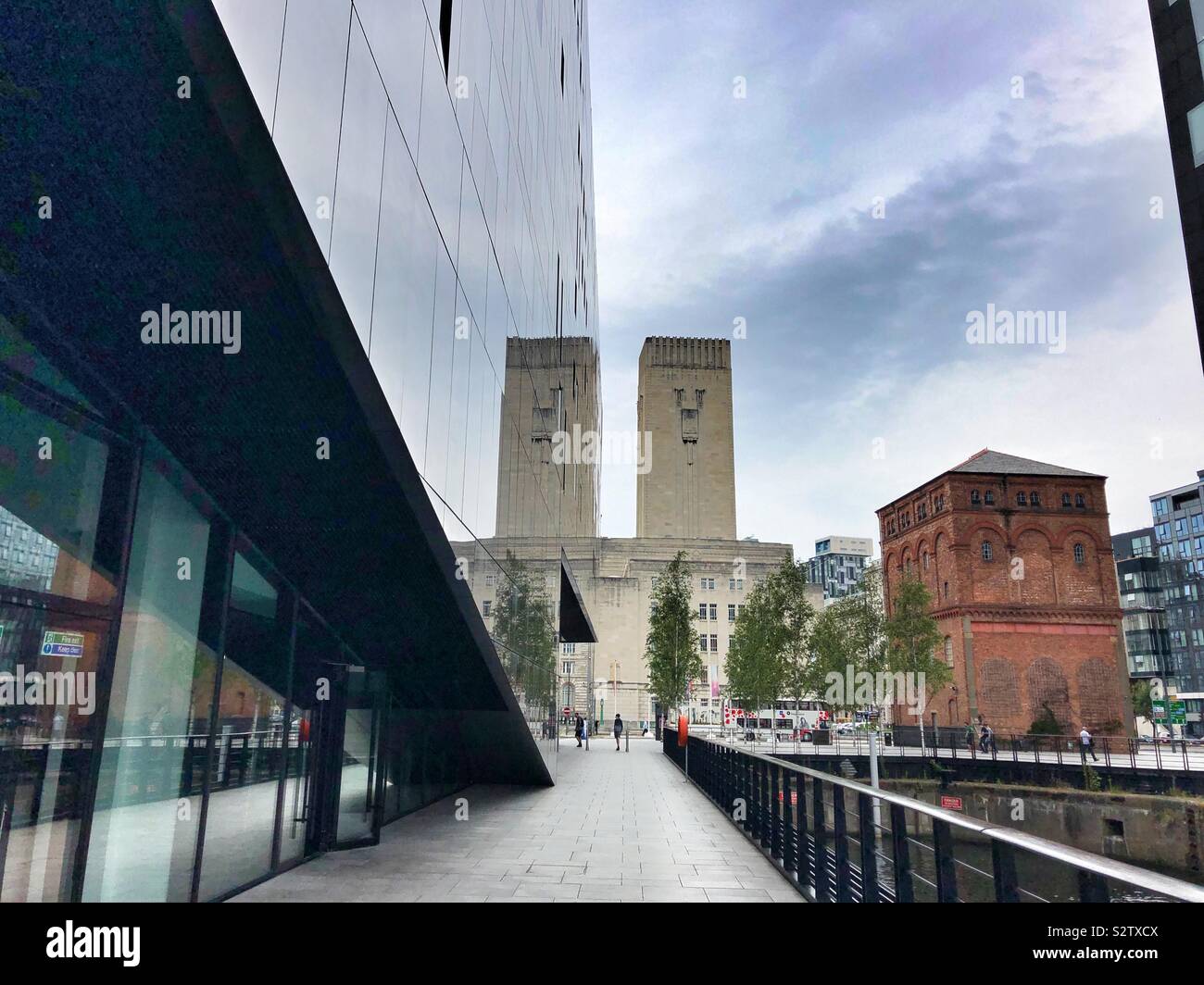 Gebäude rund um Liverpool Waterfront. Mann Insel Gebäude auf der linken Seite, St George's Dock Lüftungs- und Control Center in der Ferne. Stockfoto