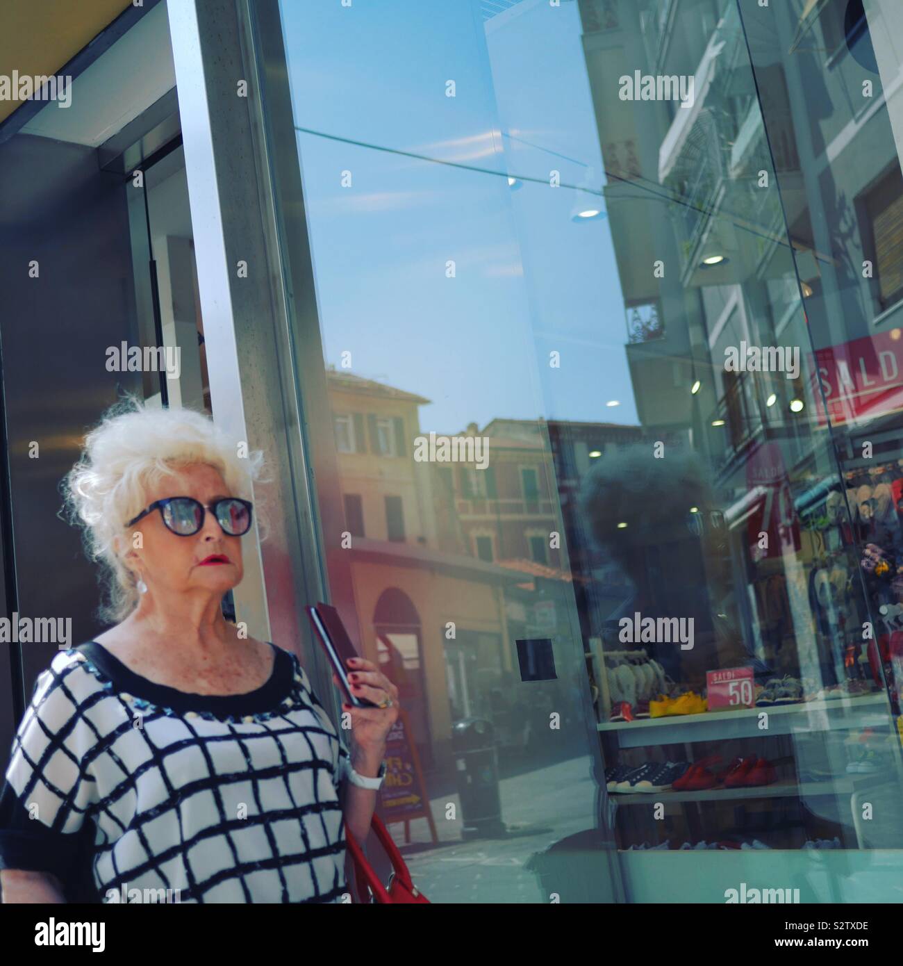 Stilvolle ältere Frau in Sonnenbrille Stockfoto