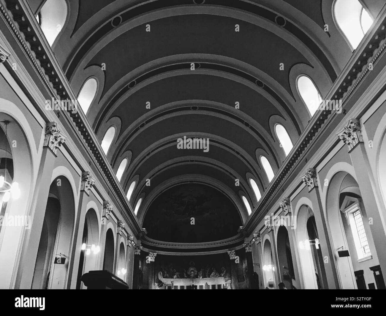 Monochromen Innenraum der Kirche - Smartphone-aufgenommenes Stockfoto