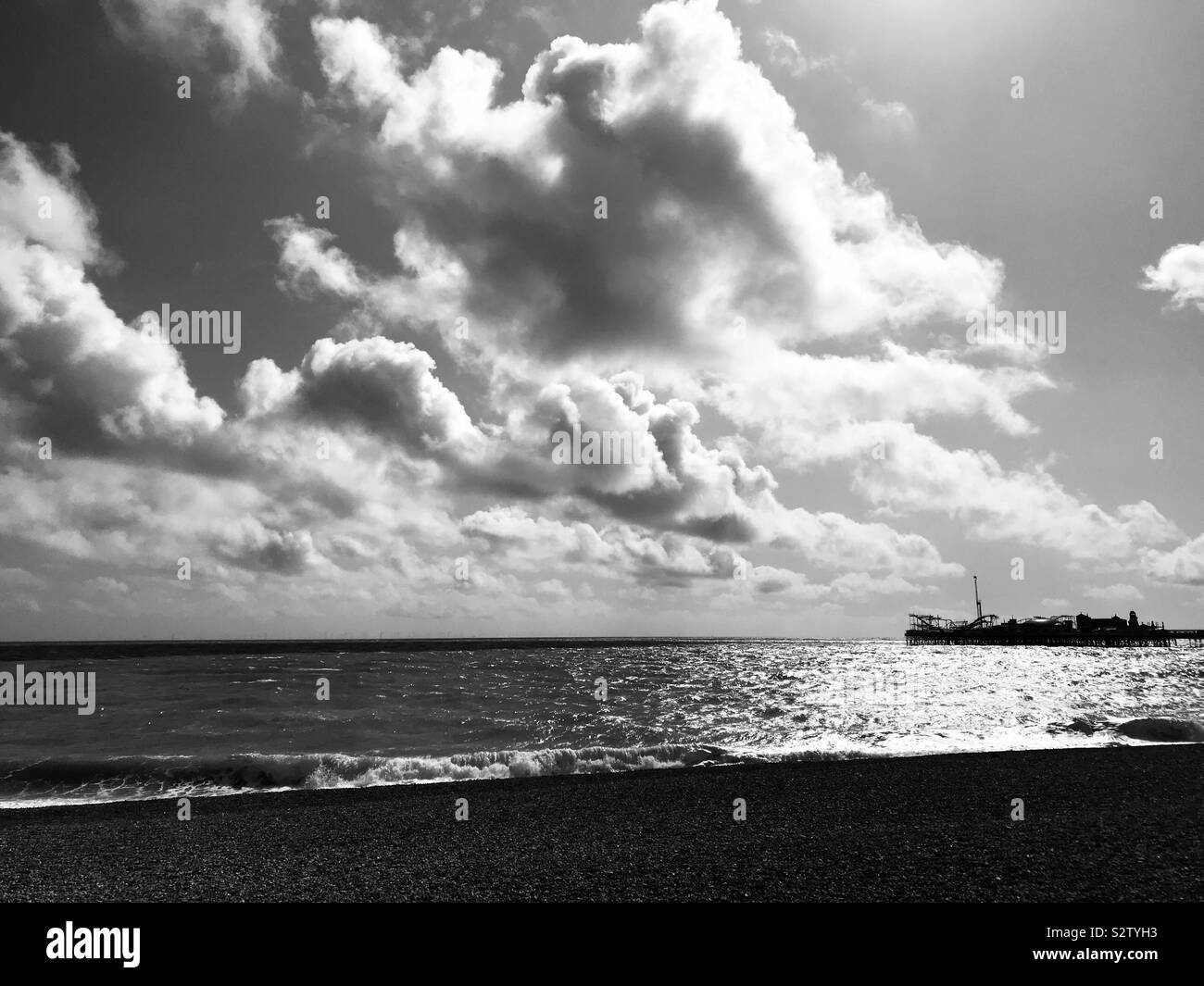 Dramatische Wolken über Brighton Seafront Stockfoto