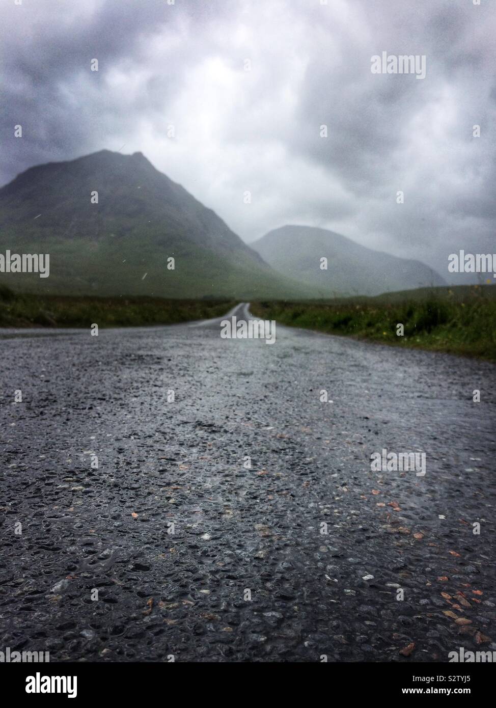 Leere Straße im Vereinigten Königreich, Schottland, Glencoe - Smartphone-aufgenommenes Stockfoto
