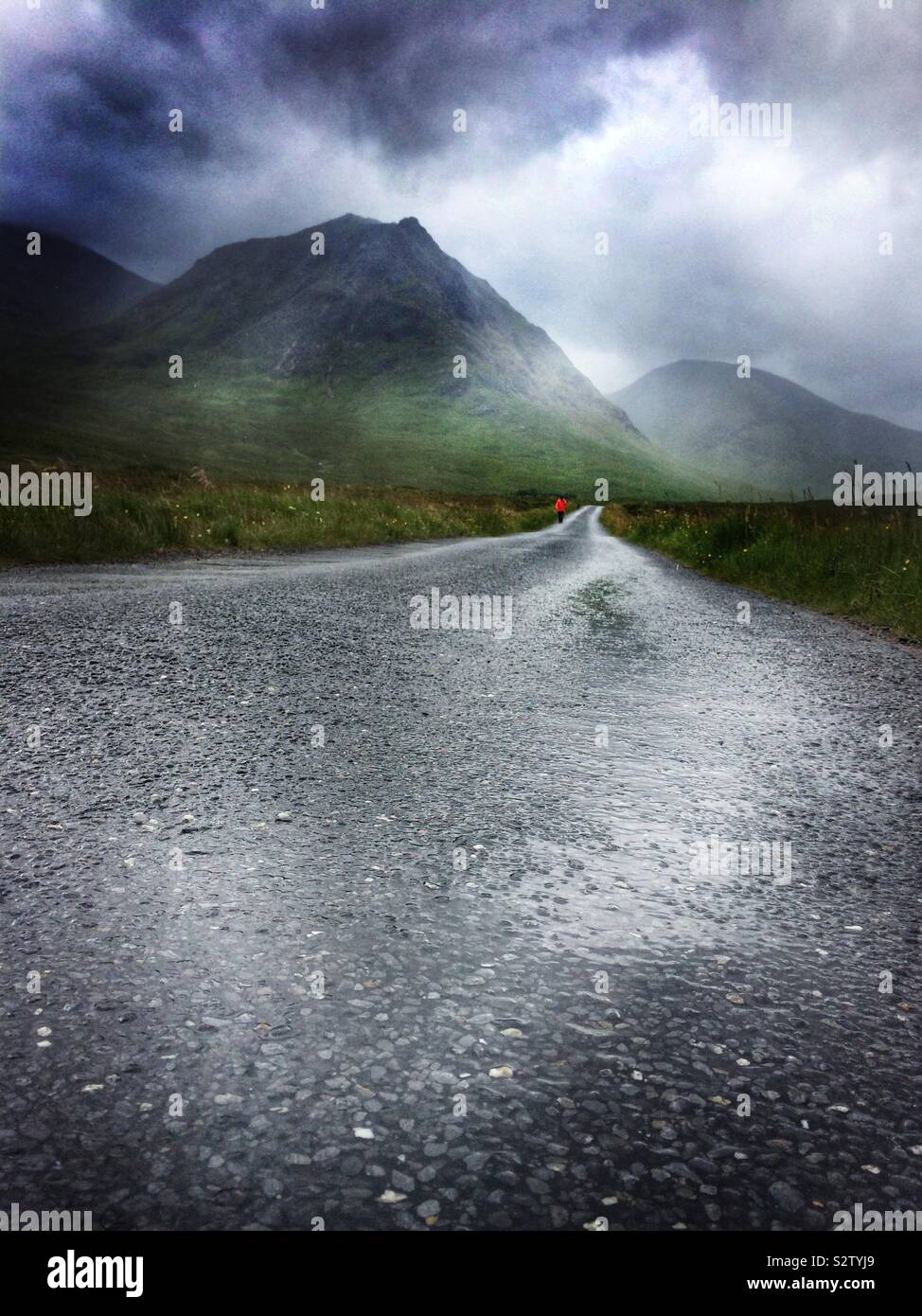 Leere Straße in Glencoe, Schottland, Vereinigtes Königreich - Smartphone-aufgenommenes Stockfoto