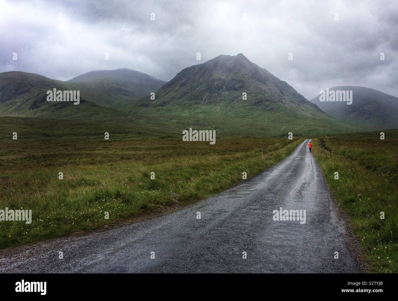 Leere Straße in Glencoe, Schottland, Vereinigtes Königreich - Smartphone-aufgenommenes Stockfoto