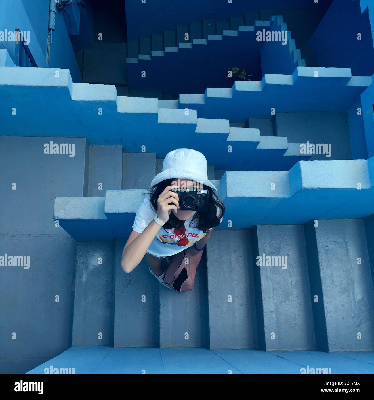 Blick von oben auf die Mädchen unter Foto mit Filmkamera auf Blau Treppen. Stockfoto