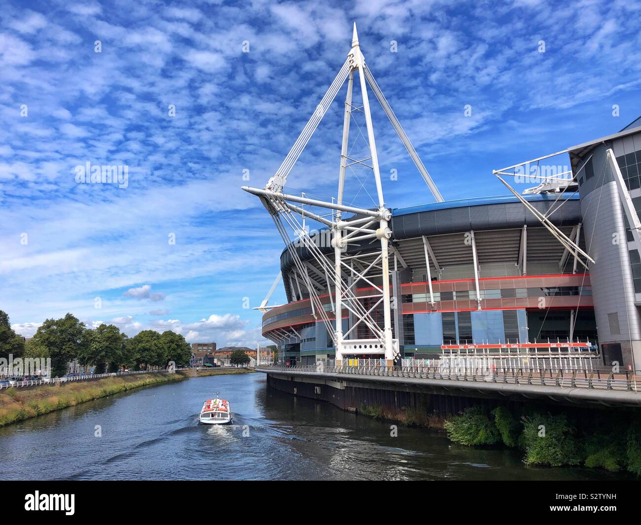 Fürstentum Stadion, zentrale Cardiff, der Heimat der Welsh Rugby, mit einem Boot auf dem Fluss Taff. Stockfoto