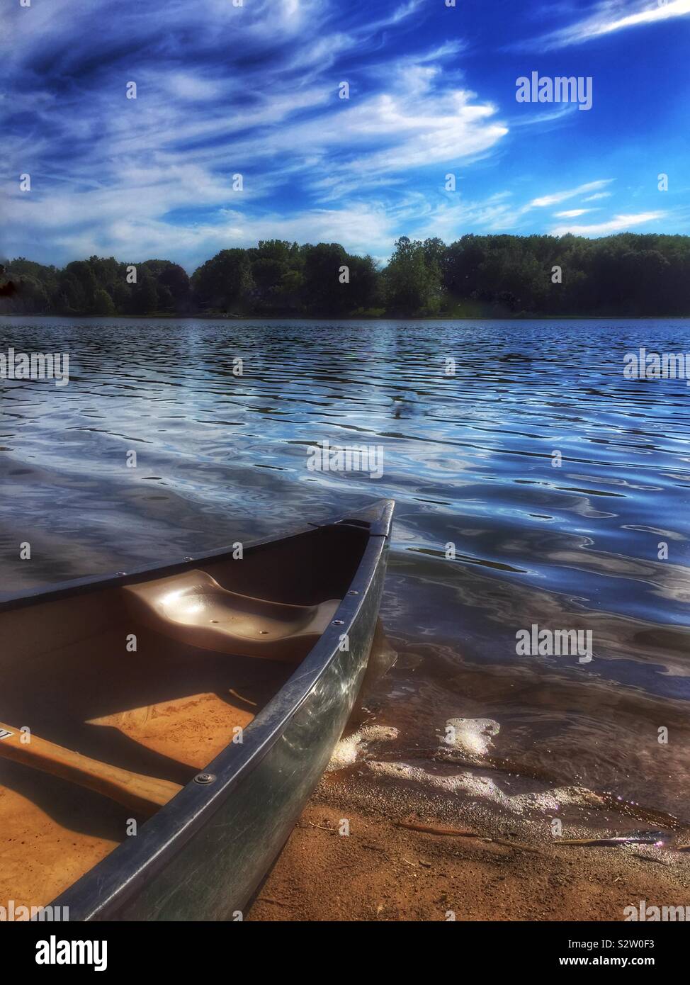 Kanu auf einem Seeufer Stockfoto