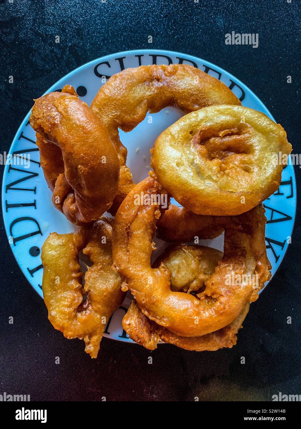 Platte von Frittierten knusprige Zwiebelringe Stockfoto