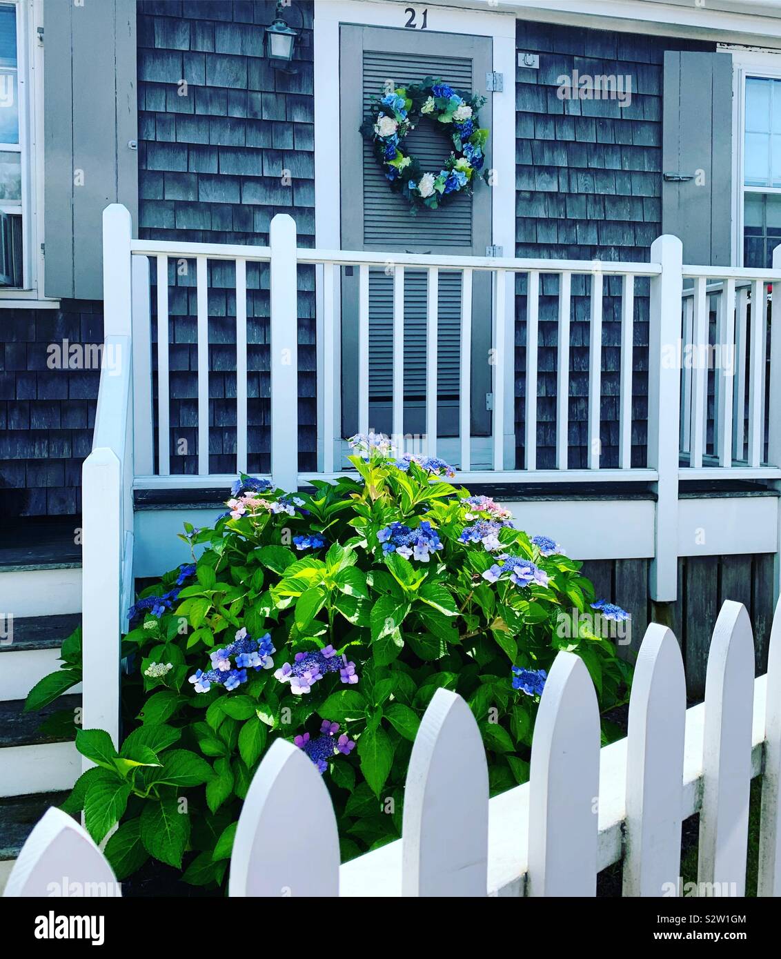 Sommer Blick auf ein Haus auf Nantucket, Massachusetts, Vereinigte Staaten von Amerika - Smartphone-aufgenommenes Stockfoto