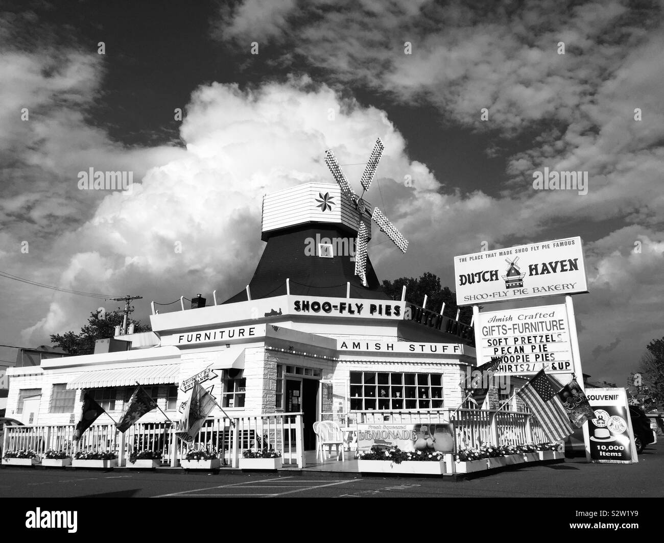 Ronks, Pennsylvania, USA - Juli 6, 2019: Der Niederländische Haven Shoo-Fly Torte Bäckerei ist ein Wahrzeichen in Lancaster County, selbst ernannte als "Der Ort, die verscheuchen Fly Pie Berühmt". Stockfoto