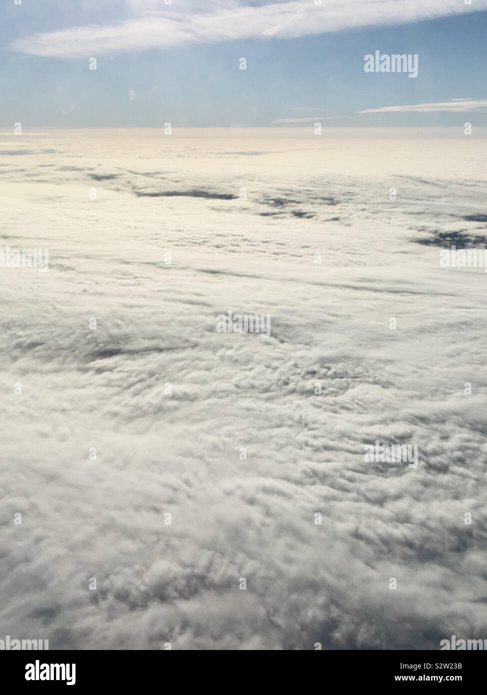 Schwere Wolken sichtbar aus dem Flugzeug Fenster - decken Wenn weiße Wolken Stockfoto