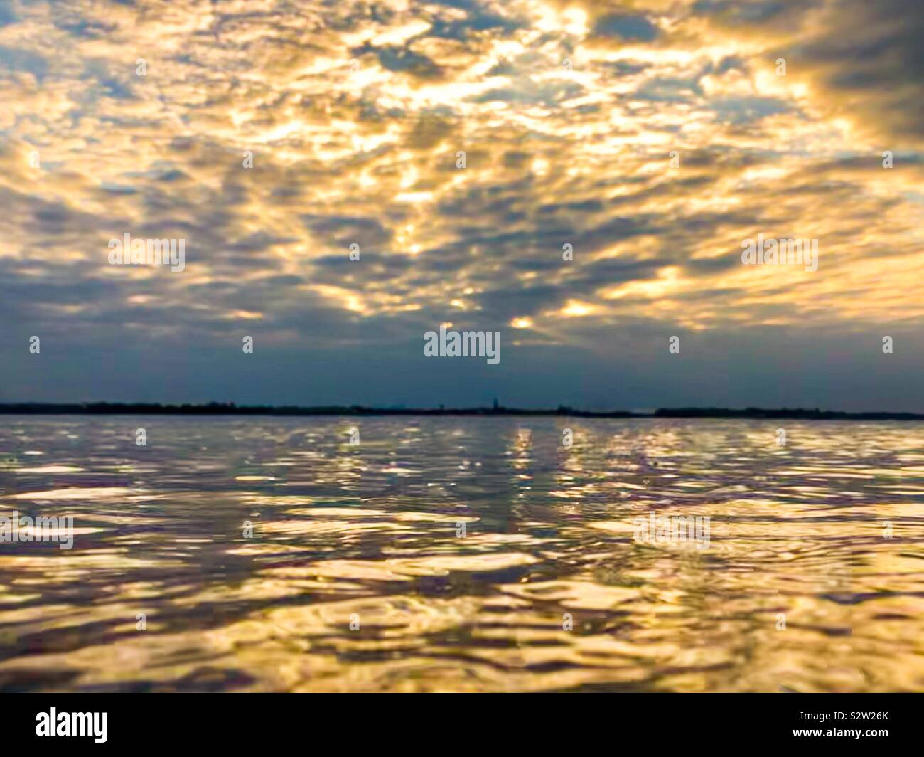 Glitzernde Wasser reflektierenden bewölktem Himmel - Smartphone-aufgenommenes Stockfoto