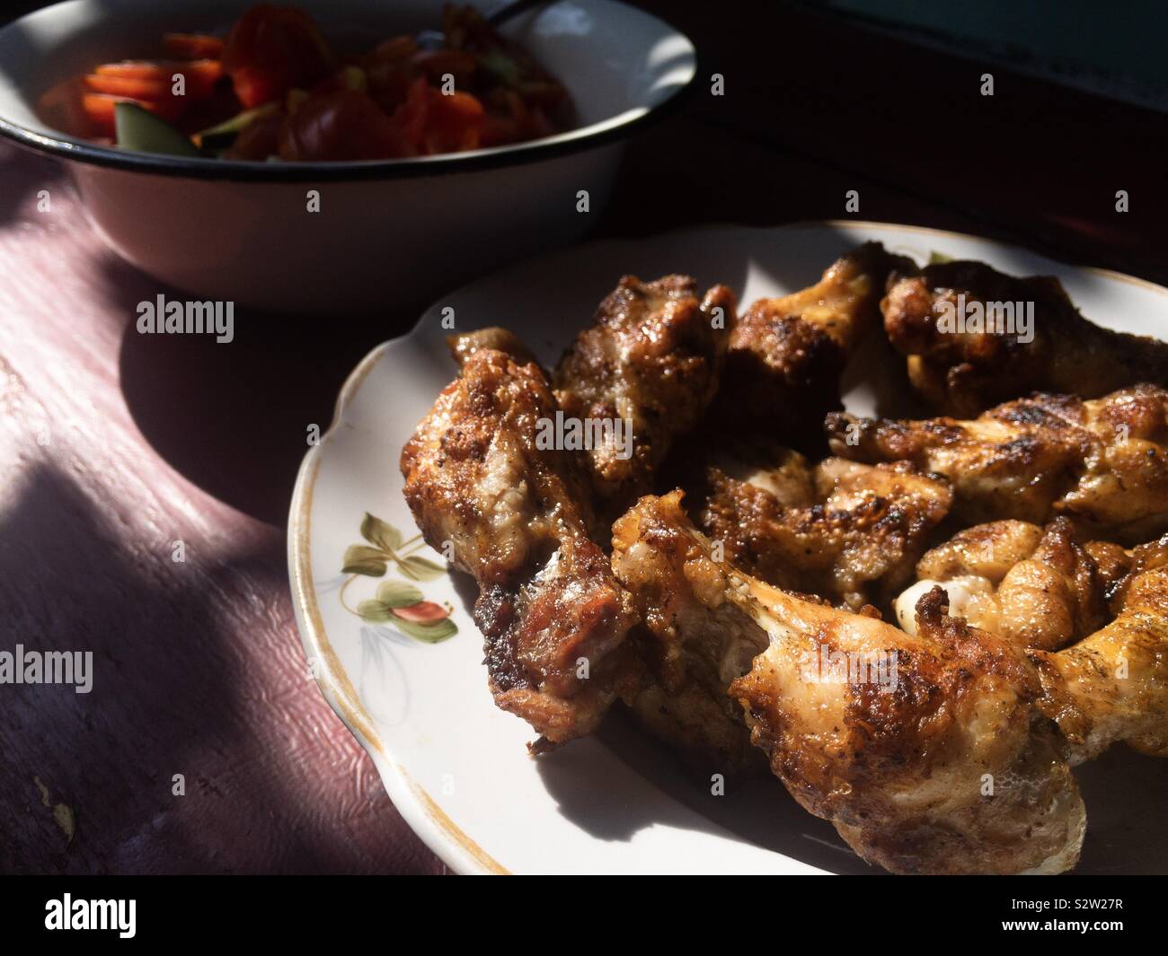 Im Sommer isst, gegrilltes Hühnchen - Smartphone-aufgenommenes Stockfoto