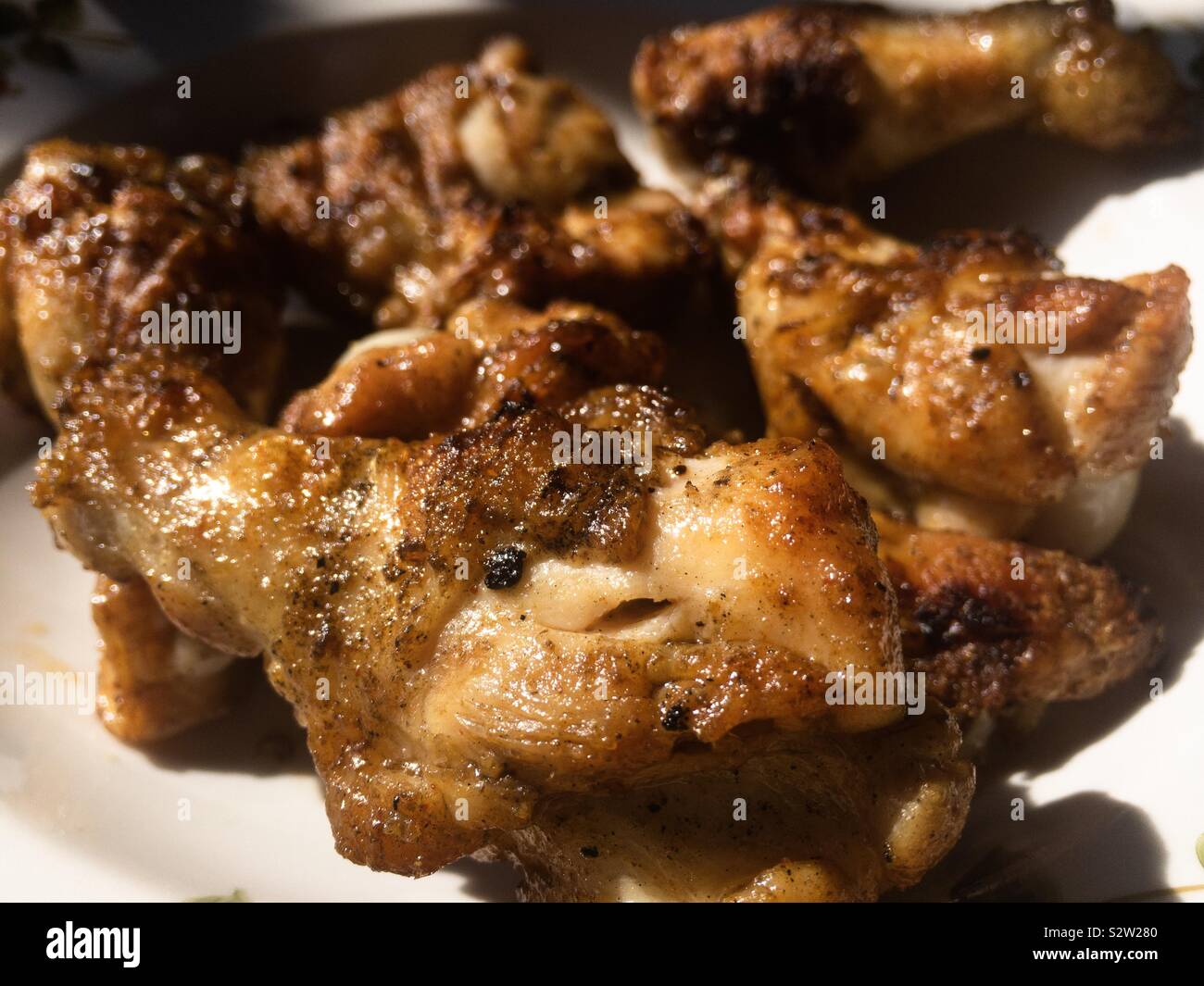 Im Sommer isst, gegrilltes Hühnchen - Smartphone-aufgenommenes Stockfoto