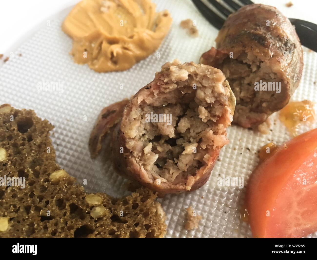 Im Sommer isst, geschnittene Wurst aus Schweinefleisch - Smartphone-aufgenommenes Stockfoto