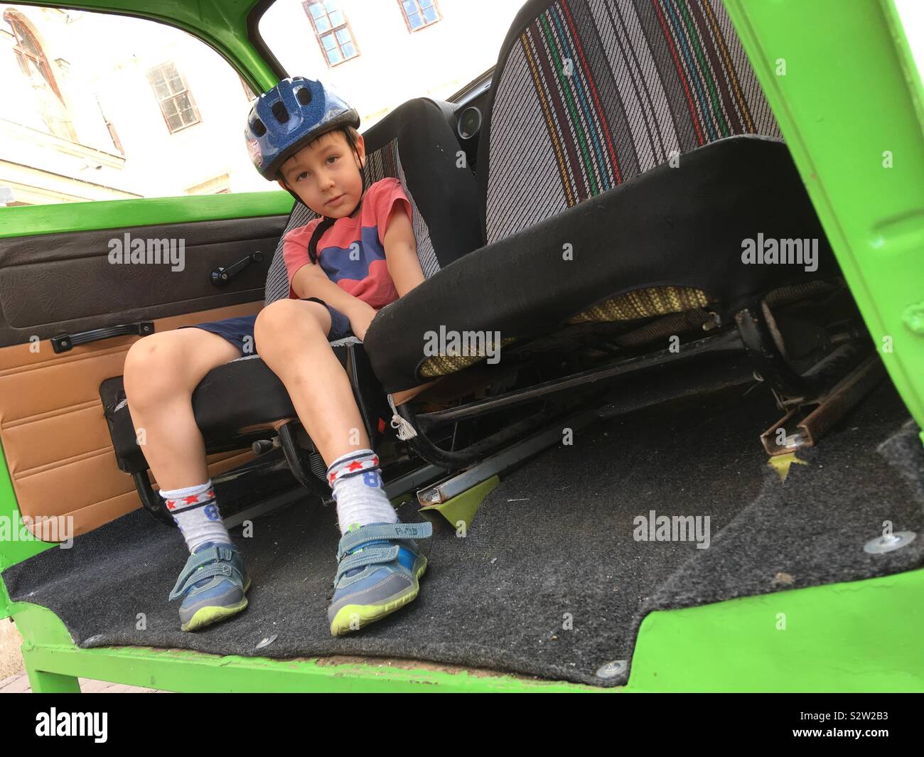Kind in einem Trabant Auto sitzen schneiden die Hälfte als touristische Attraktion für 30. Jahrestag des Paneuropäischen Picknicks in Ungarn Stockfoto