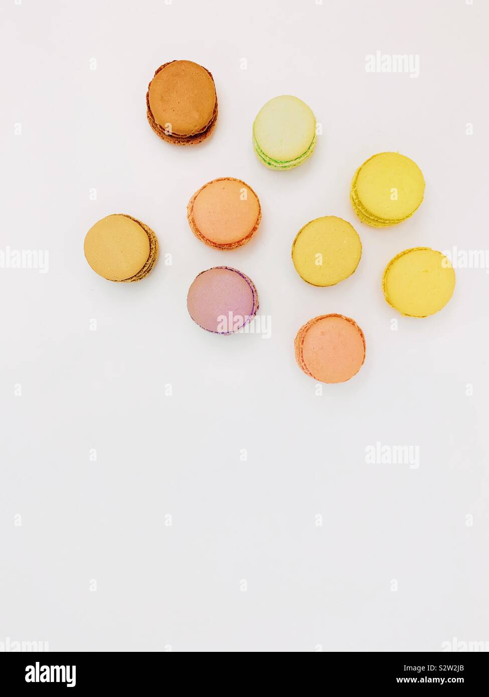 Macarons auf einem weißen Hintergrund von oben mit Kopie Raum fotografiert. Stockfoto