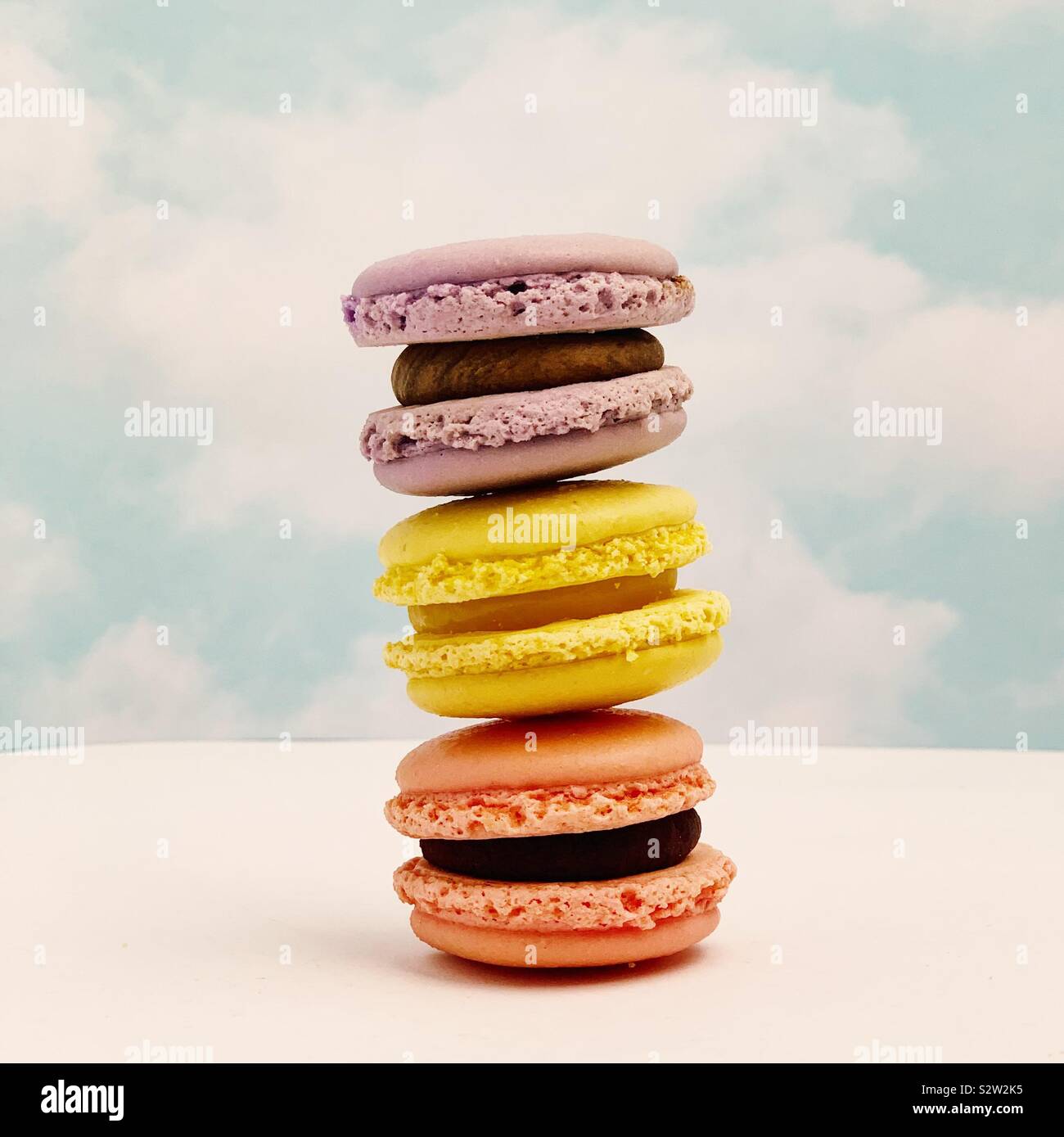 Drei bunte Macarons übereinander gestapelt. Kopieren Sie Platz. Stockfoto