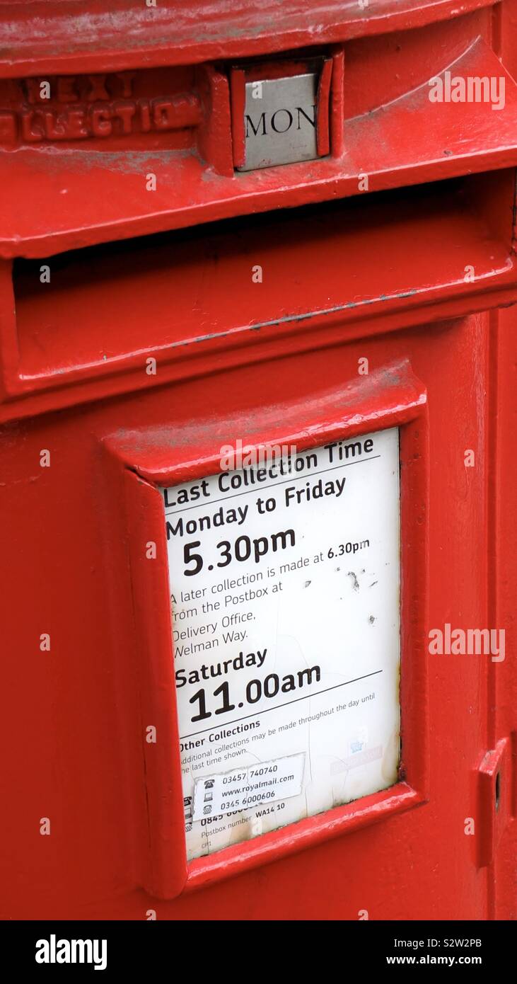 Englisch Post Box schreiben Zeiten des letzten Post Collection. Pünktliche Lieferung Stockfoto