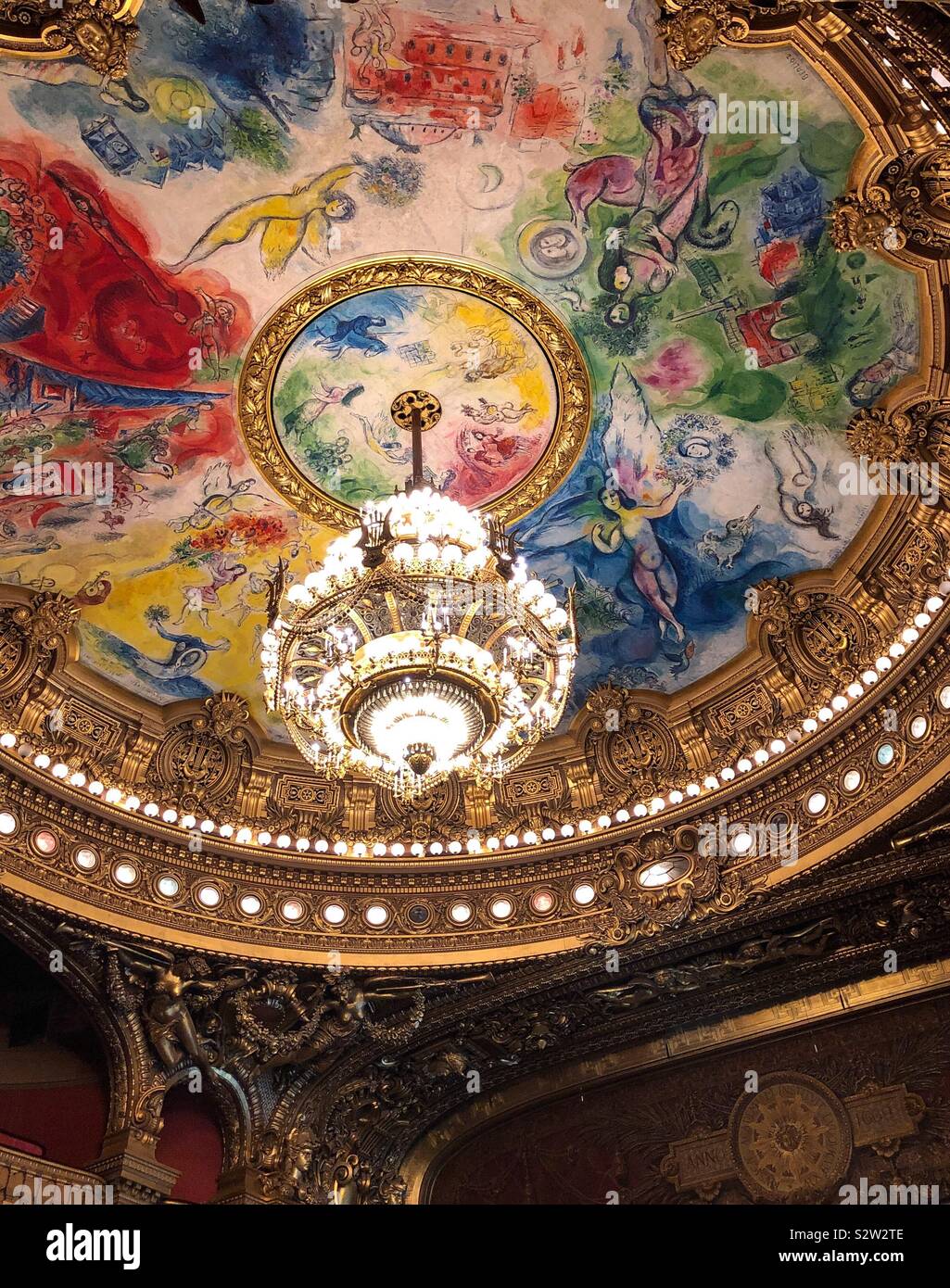 Decke und Kronleuchter im Auditorium des Palais Garnier (Opéra Garnier) in  Paris, Frankreich Stockfotografie - Alamy